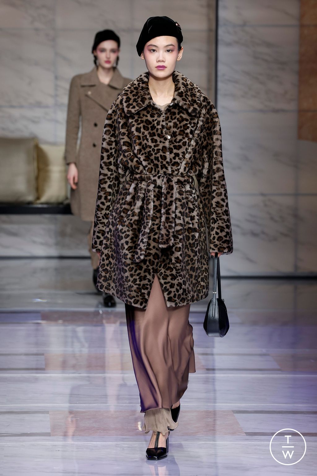 Fashion Week Milan Fall/Winter 2023 look 13 de la collection Giorgio Armani womenswear