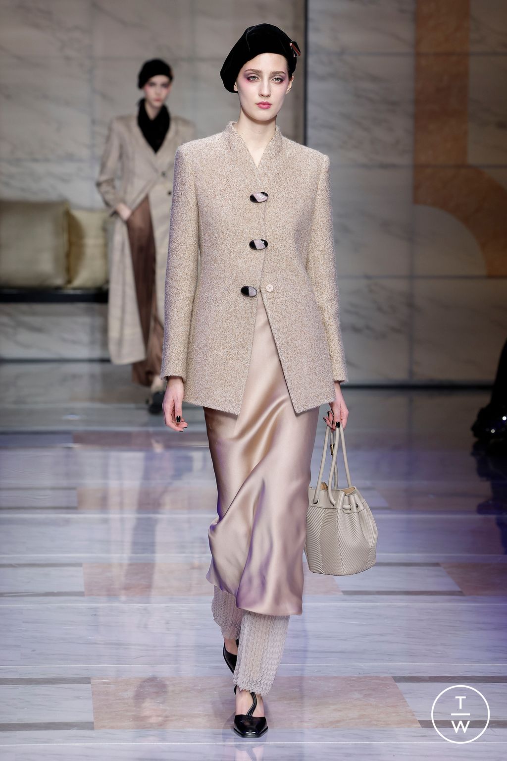 Fashion Week Milan Fall/Winter 2023 look 16 de la collection Giorgio Armani womenswear