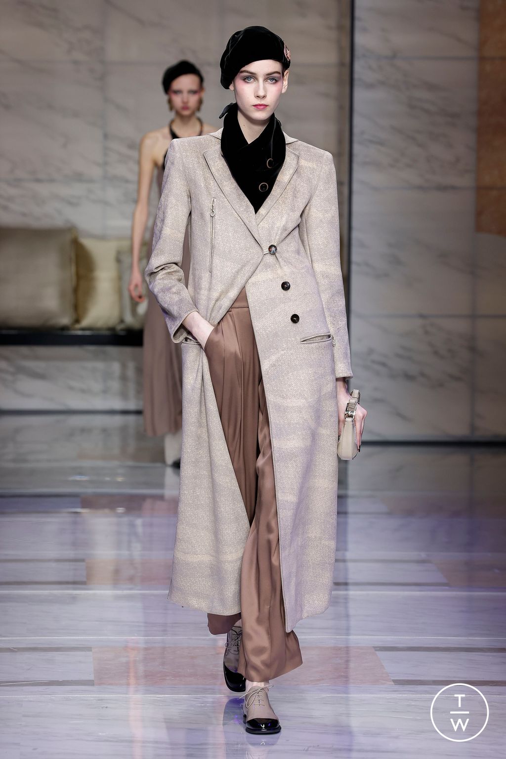 Fashion Week Milan Fall/Winter 2023 look 17 de la collection Giorgio Armani womenswear