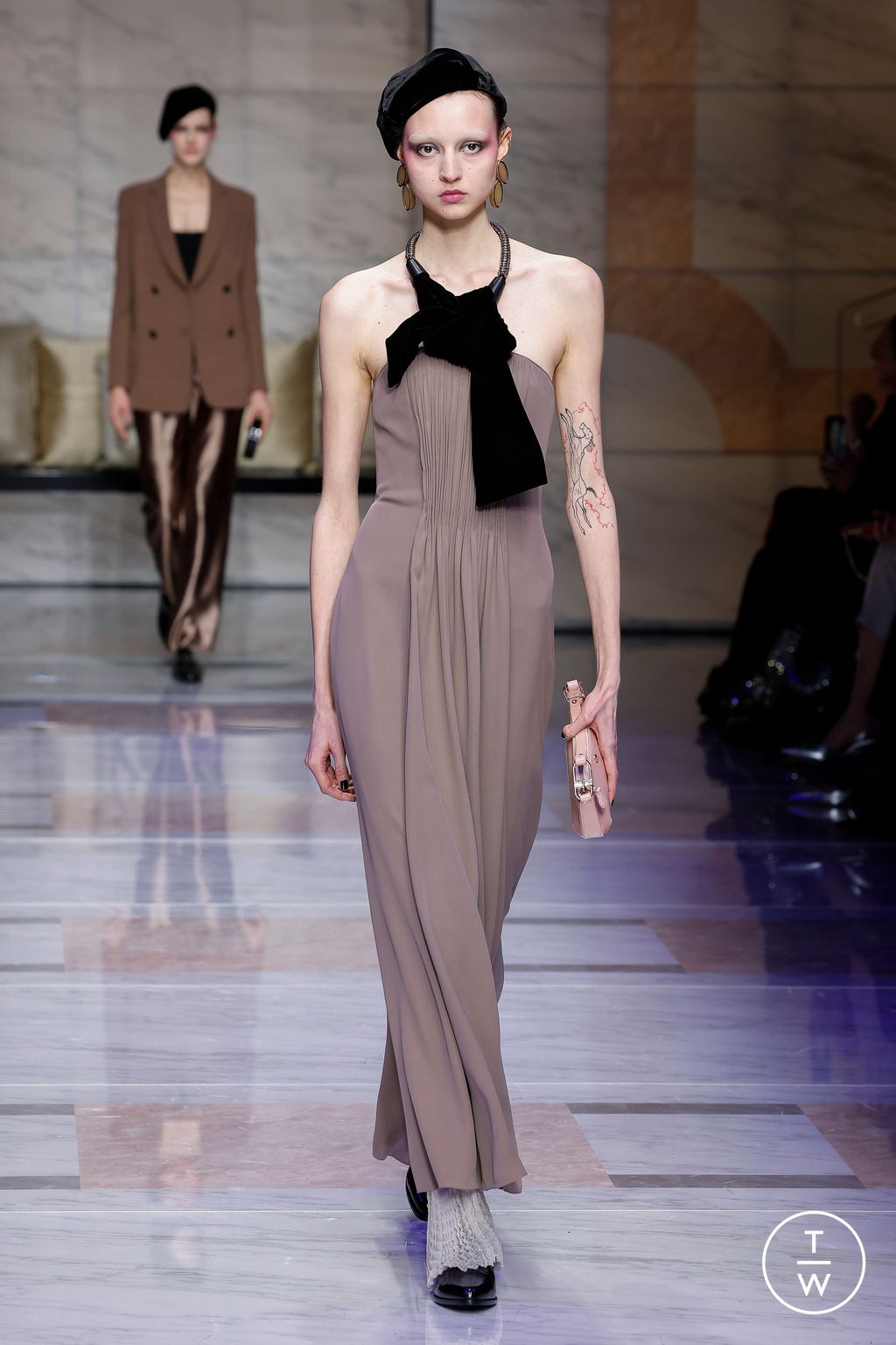 Fashion Week Milan Fall/Winter 2023 look 18 from the Giorgio Armani collection 女装