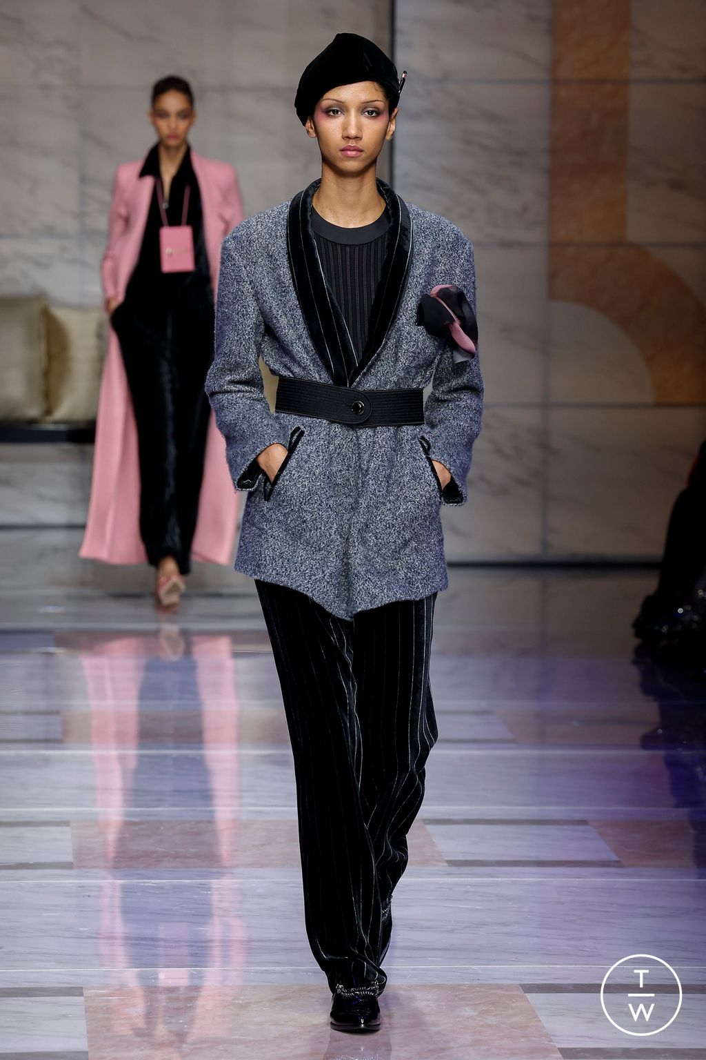 Fashion Week Milan Fall/Winter 2023 look 28 de la collection Giorgio Armani womenswear