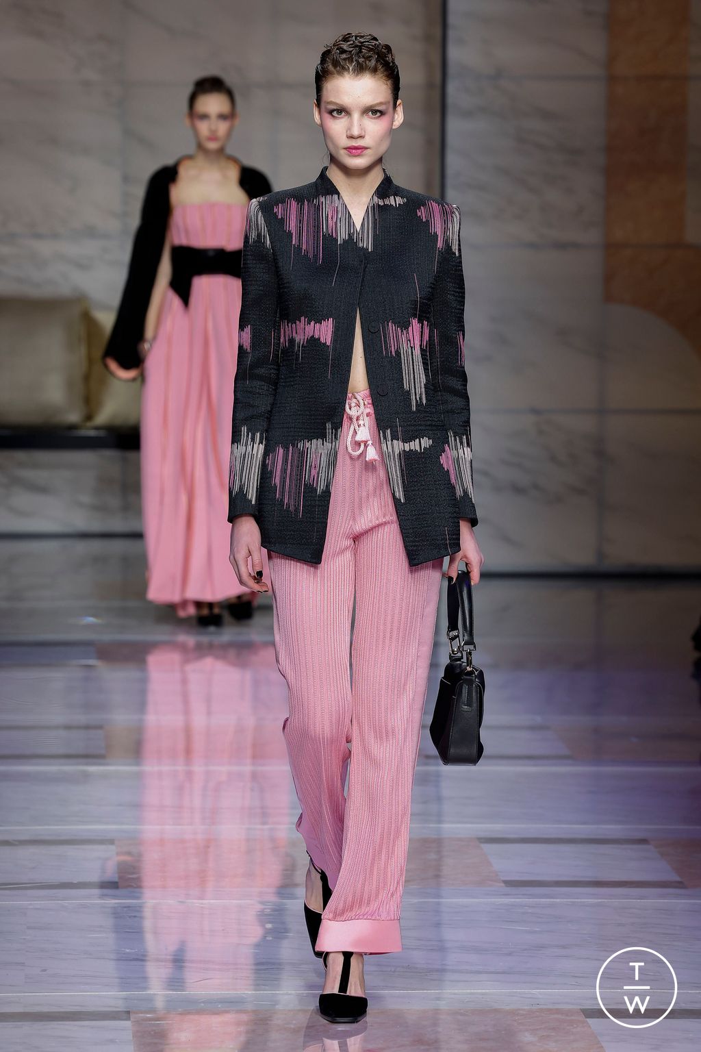 Fashion Week Milan Fall/Winter 2023 look 31 de la collection Giorgio Armani womenswear