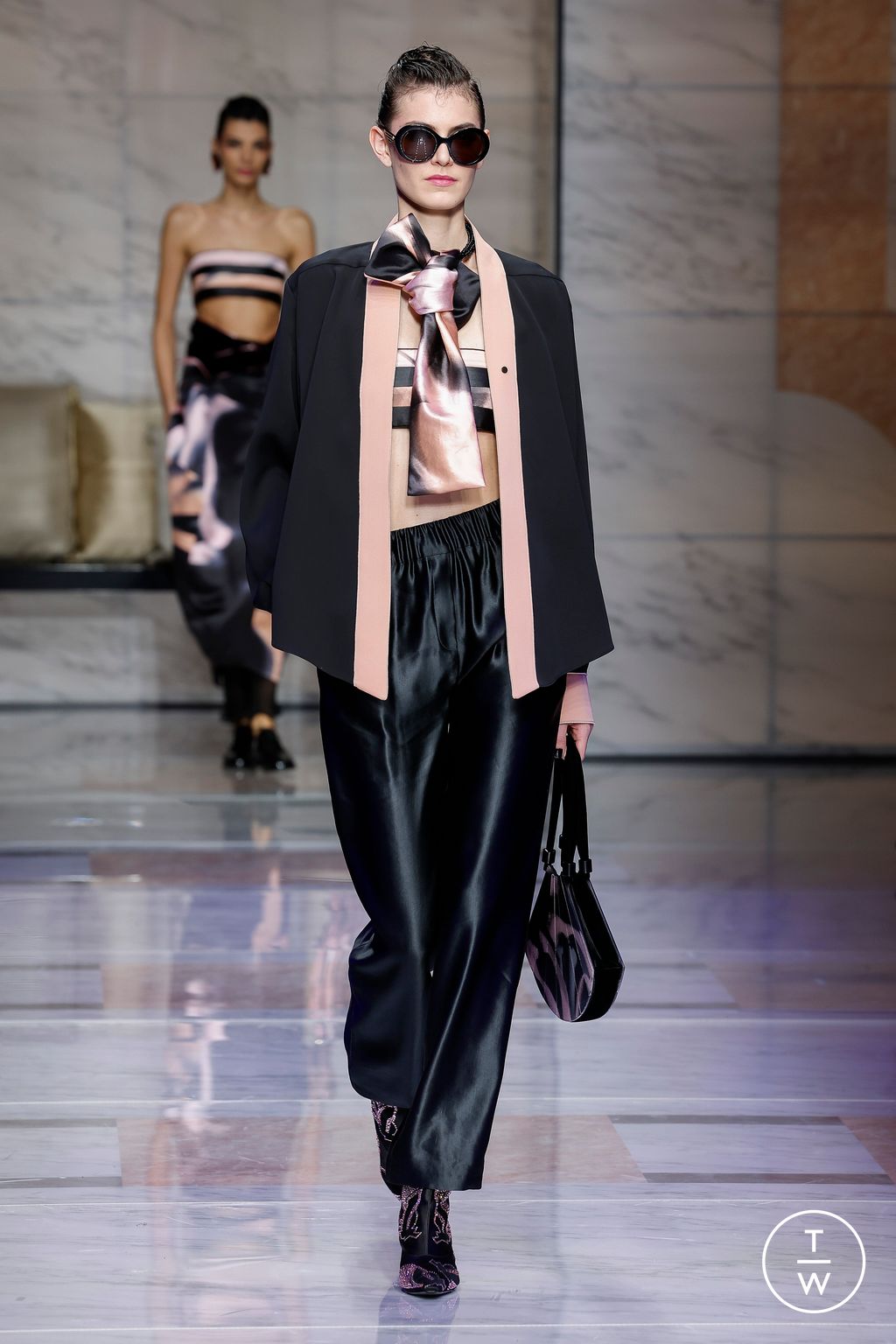 Fashion Week Milan Fall/Winter 2023 look 43 de la collection Giorgio Armani womenswear