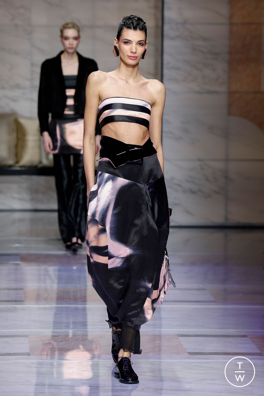 Fashion Week Milan Fall/Winter 2023 look 44 de la collection Giorgio Armani womenswear