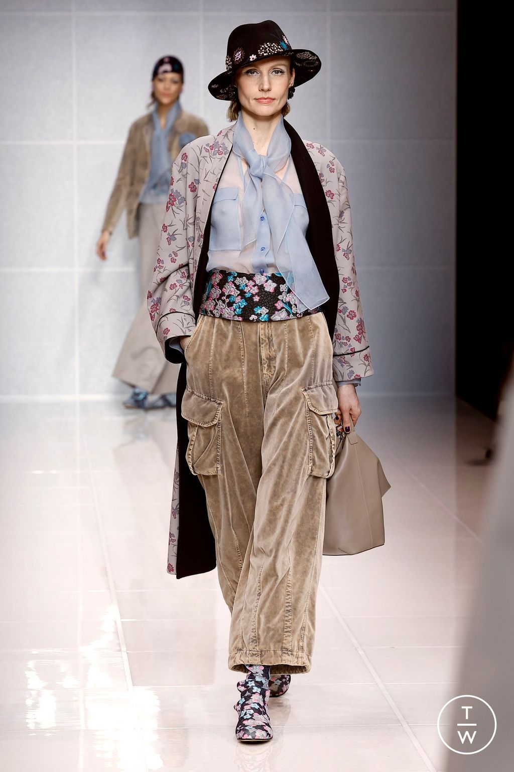 Fashion Week Milan Fall/Winter 2024 look 2 de la collection Giorgio Armani womenswear