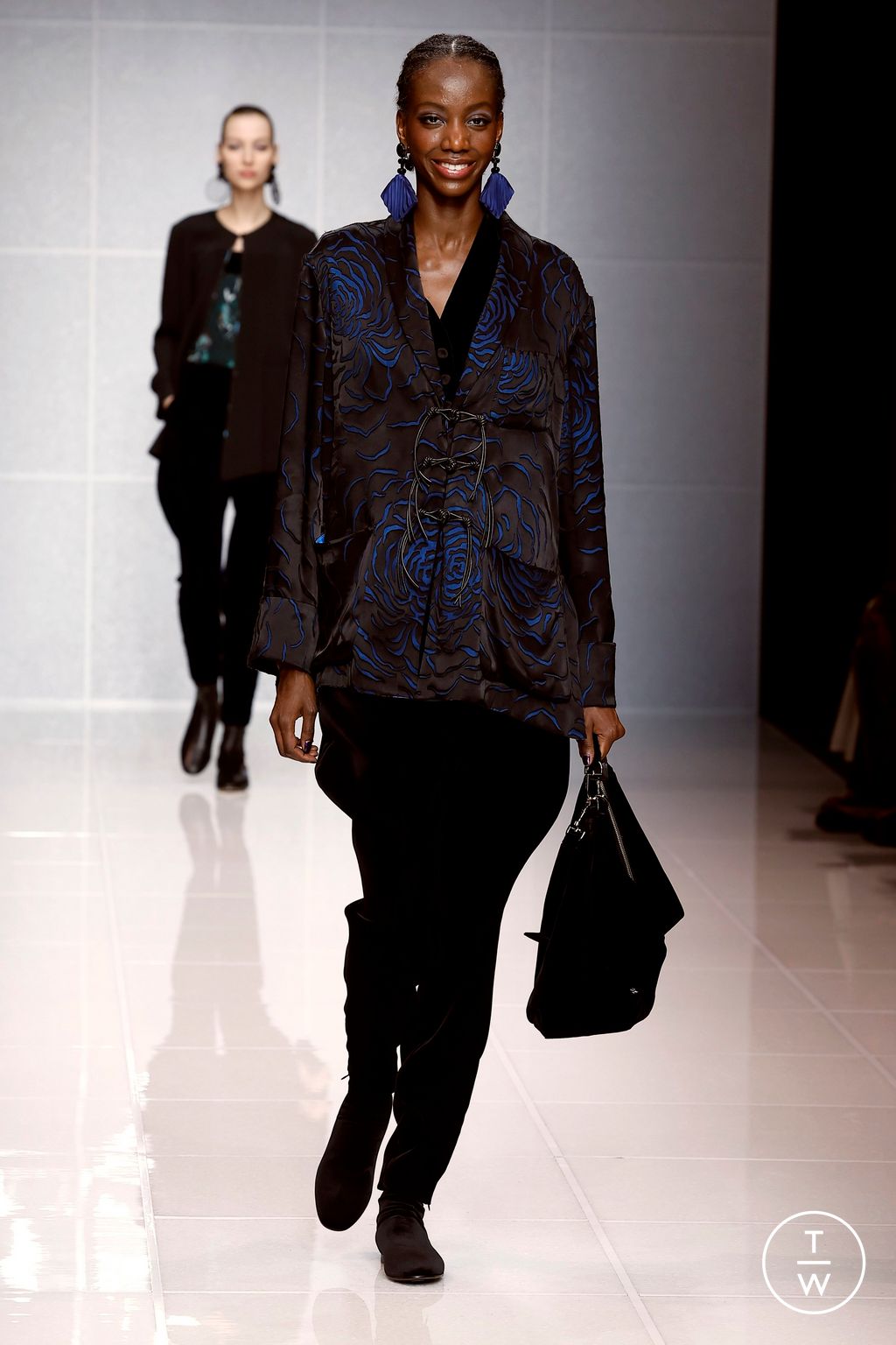 Fashion Week Milan Fall/Winter 2024 look 33 from the Giorgio Armani collection womenswear