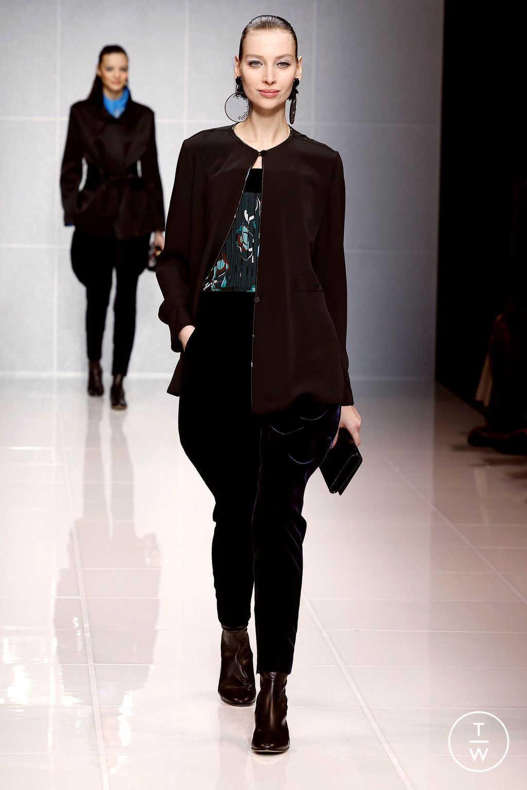 Fashion Week Milan Fall/Winter 2024 look 34 from the Giorgio Armani collection womenswear