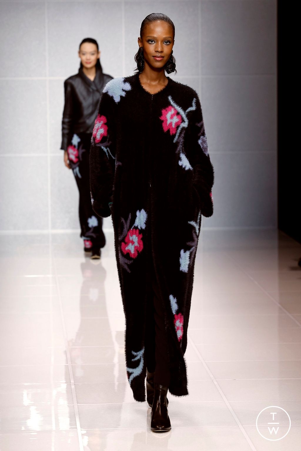 Fashion Week Milan Fall/Winter 2024 look 38 from the Giorgio Armani collection womenswear