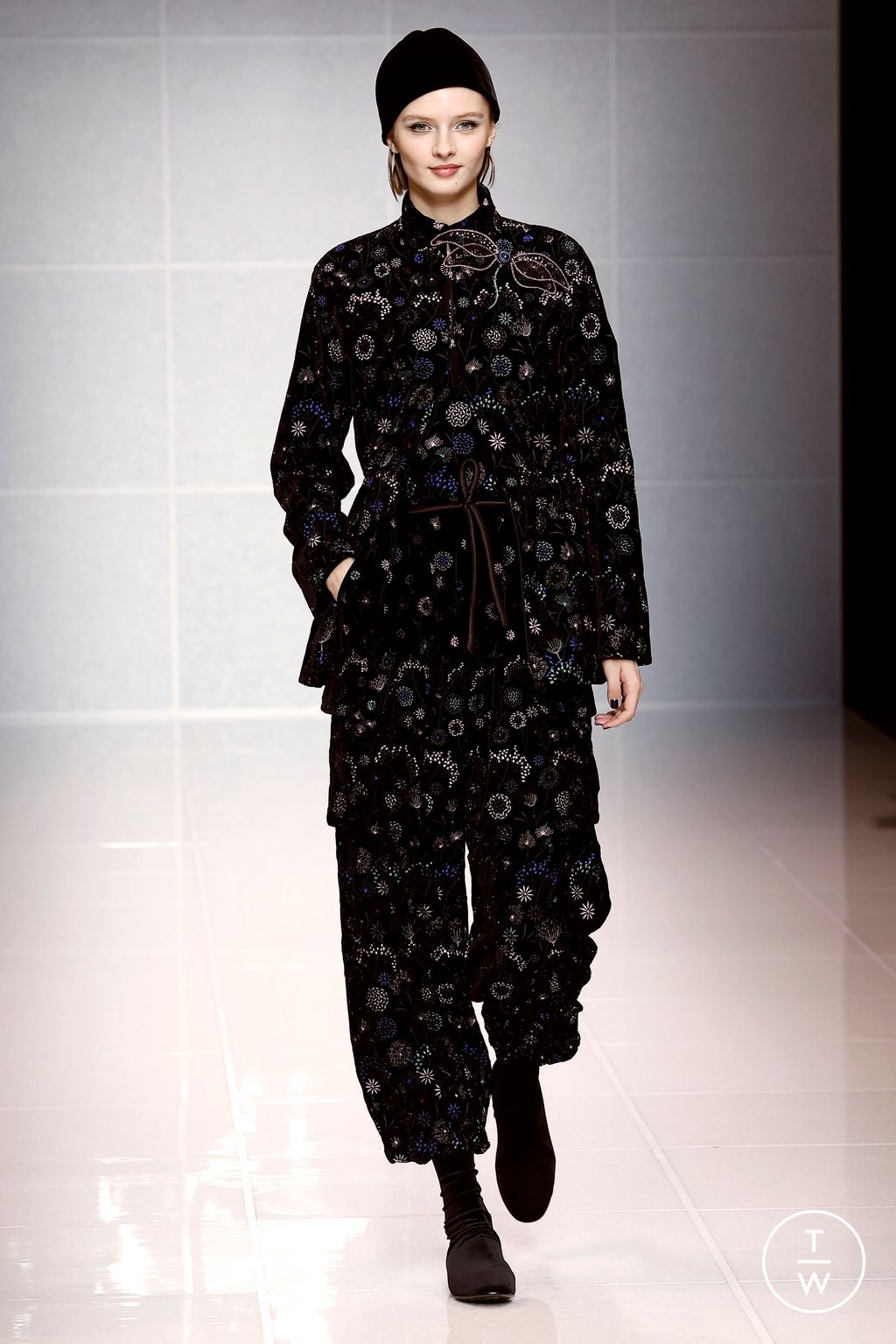 Fashion Week Milan Fall/Winter 2024 look 44 from the Giorgio Armani collection womenswear