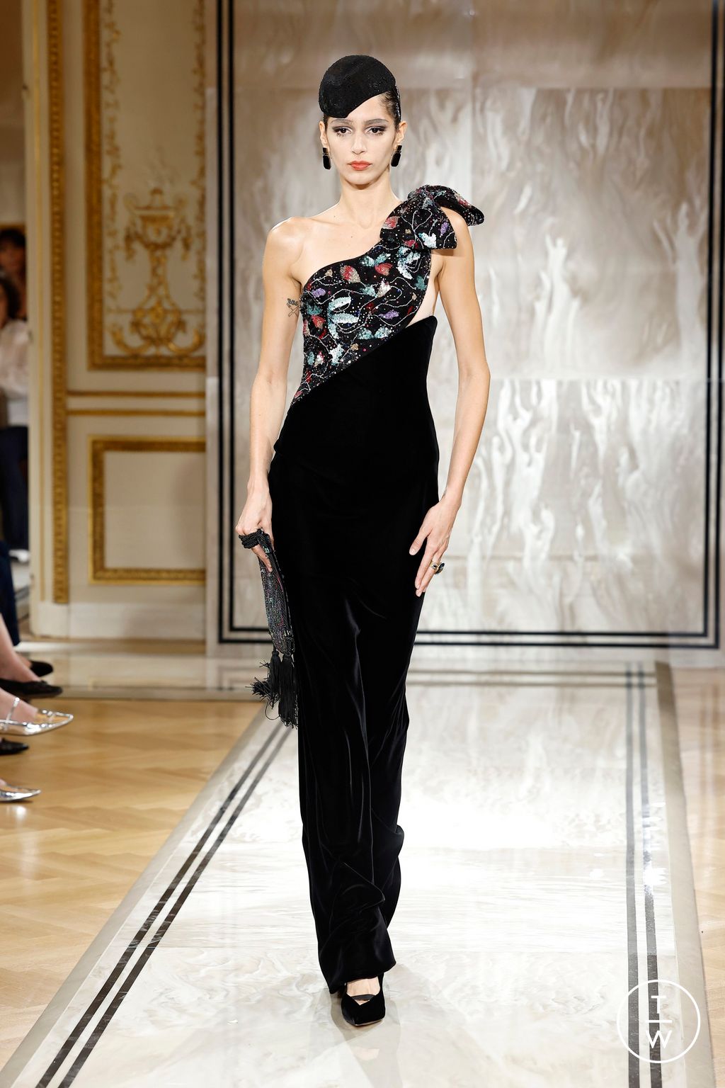 Fashion Week Paris Fall/Winter 2025 look 16 from the Giorgio Armani collection couture