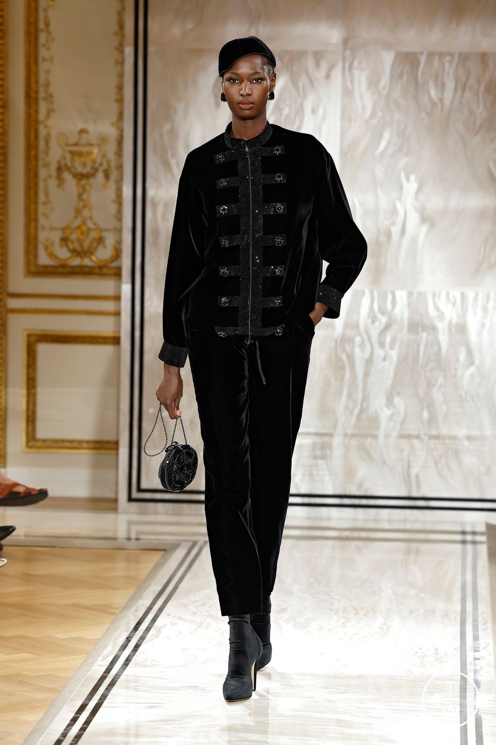 Fashion Week Paris Fall/Winter 2025 look 25 from the Giorgio Armani collection couture