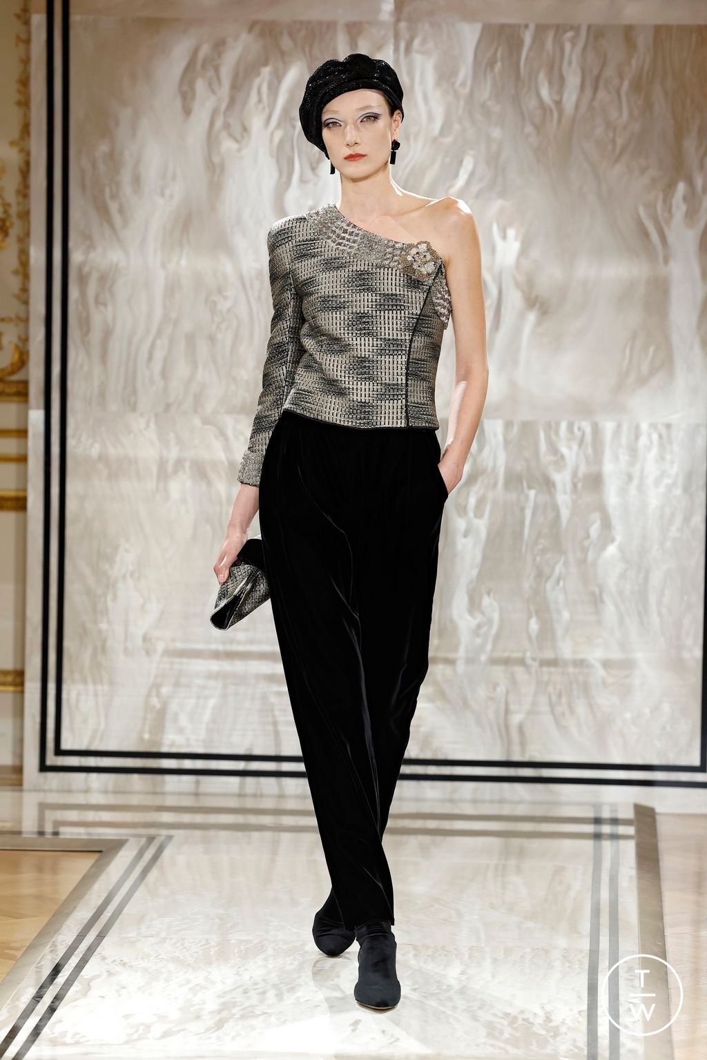 Fashion Week Paris Fall/Winter 2025 look 36 from the Giorgio Armani collection couture