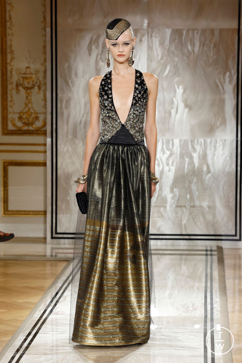 Fashion Week Paris Fall/Winter 2025 look 42 from the Giorgio Armani collection couture