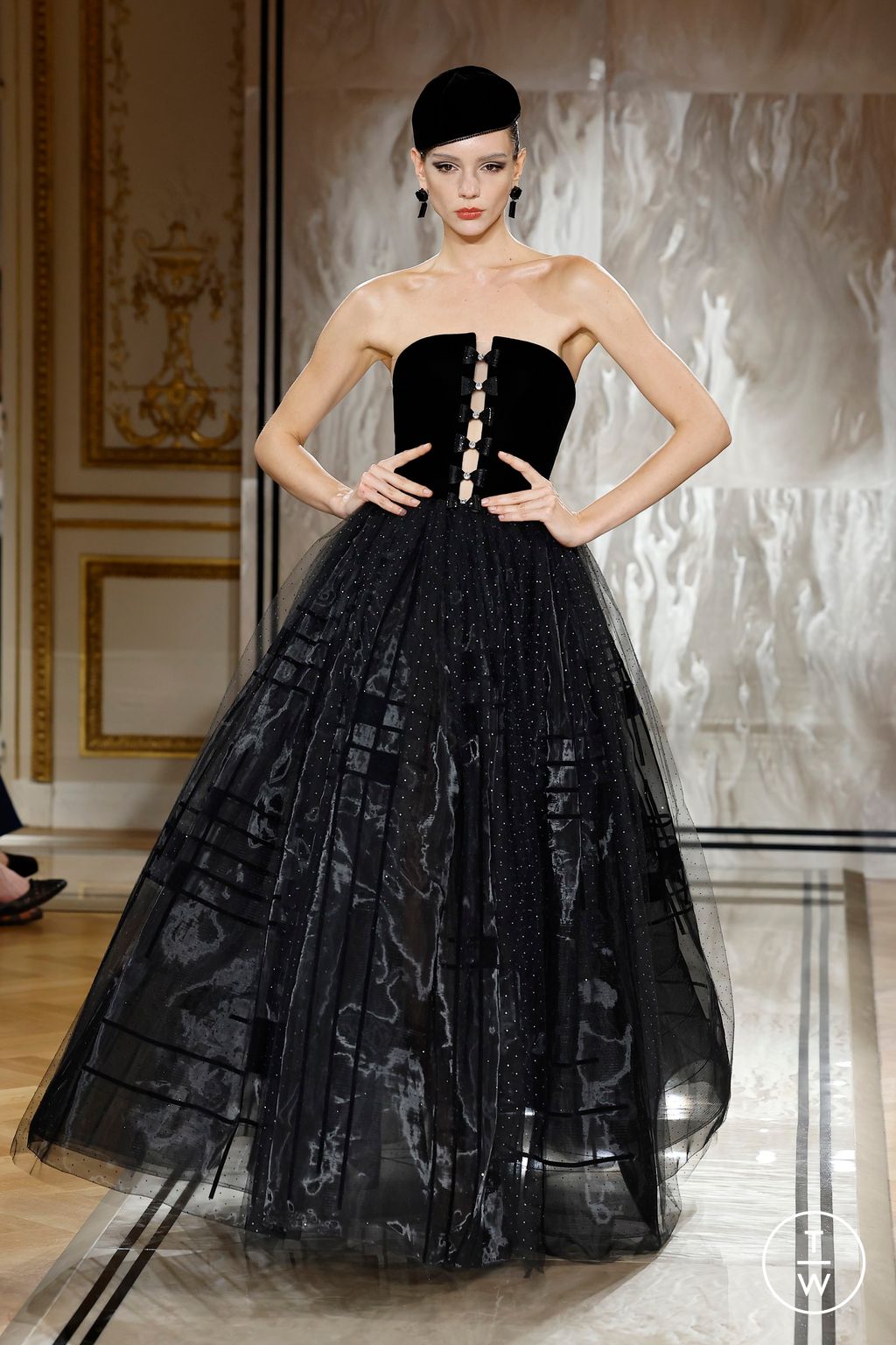 Fashion Week Paris Fall/Winter 2025 look 55 from the Giorgio Armani collection 高级定制