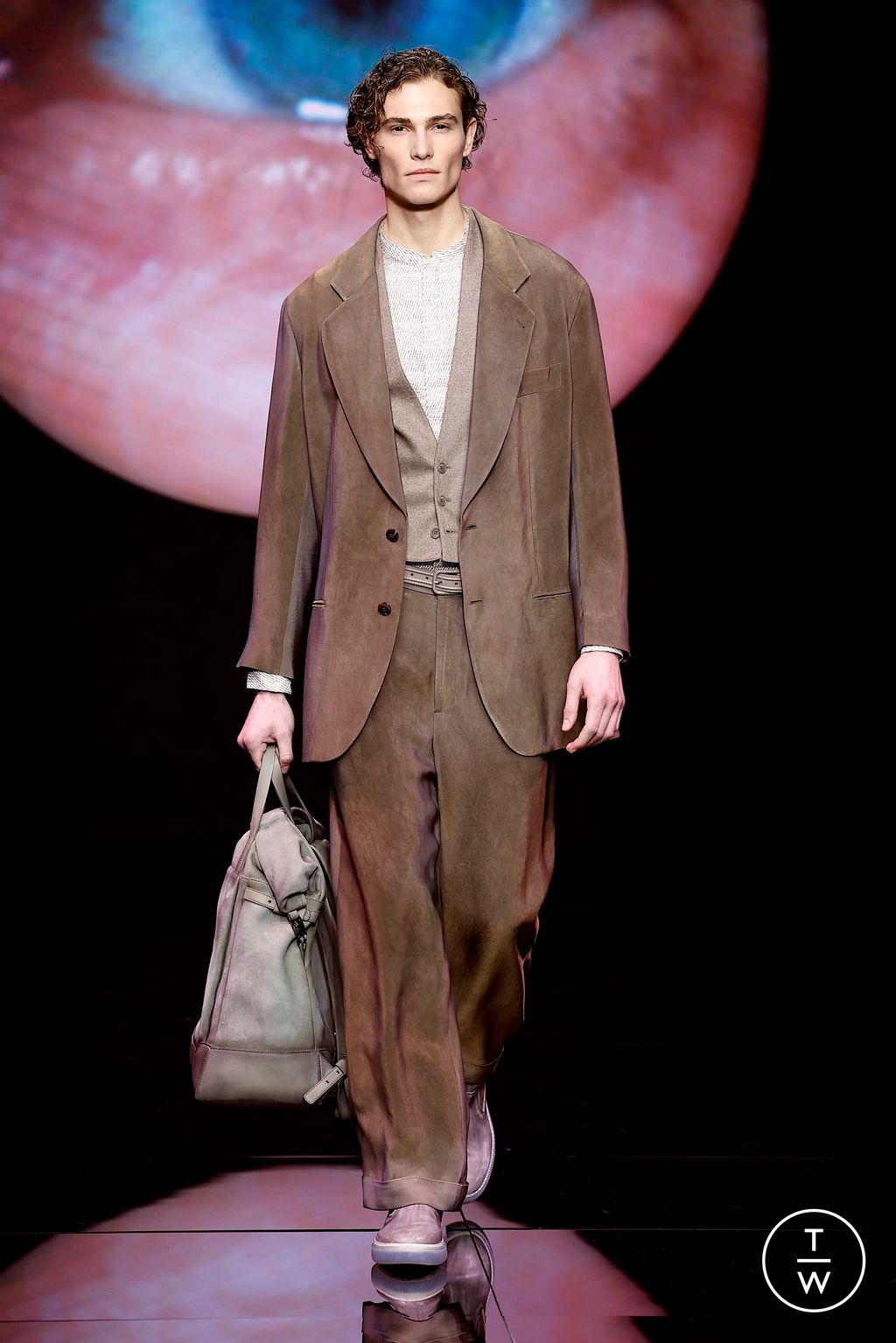 Fashion Week Milan Fall/Winter 2024 look 1 de la collection Giorgio Armani menswear