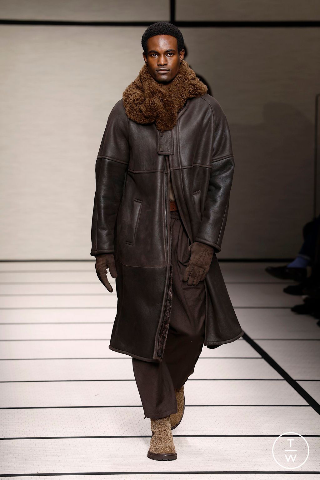 Fashion Week Milan Fall/Winter 2025 look 100 de la collection Giorgio Armani menswear