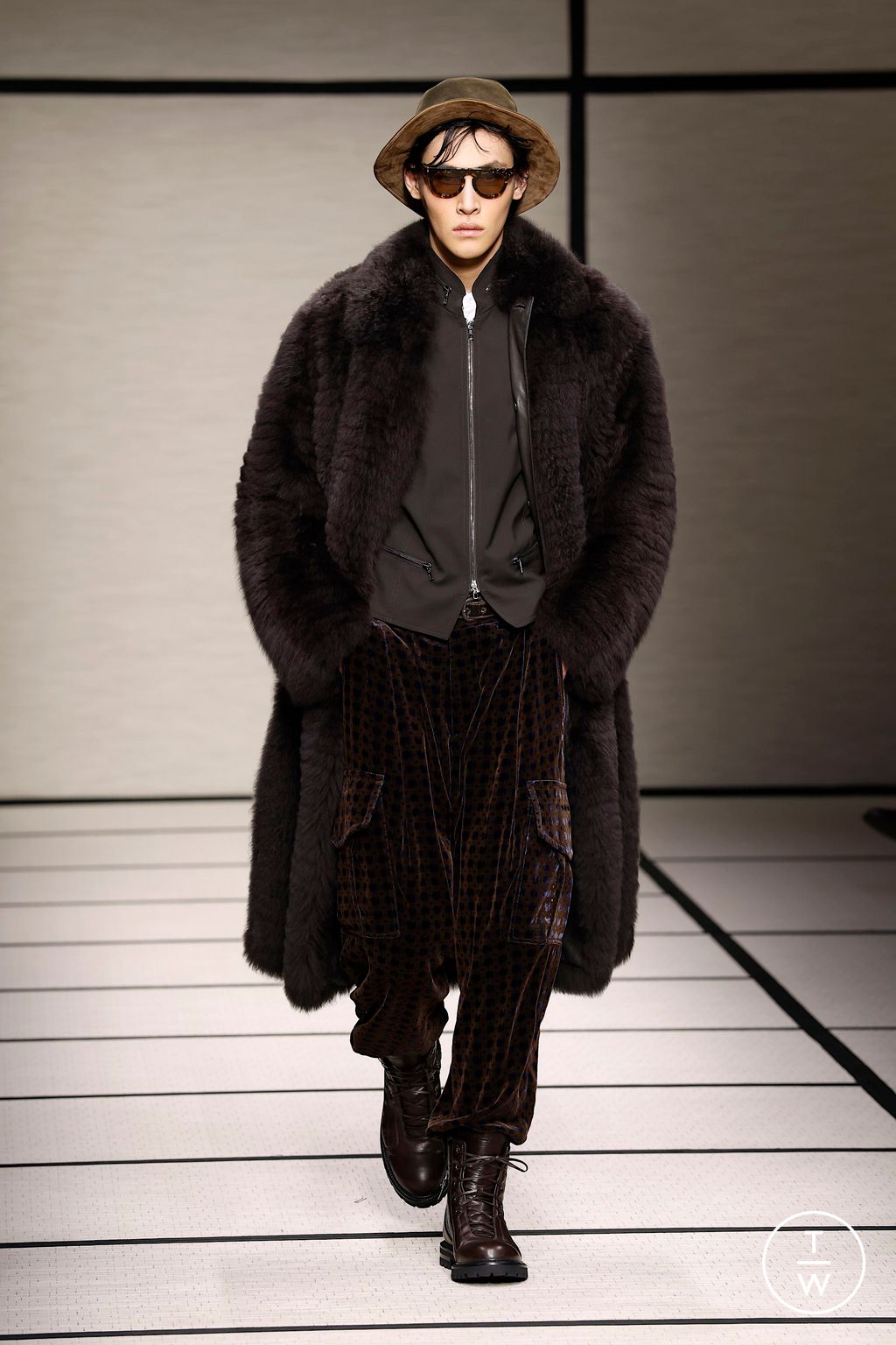 Fashion Week Milan Fall/Winter 2025 look 104 de la collection Giorgio Armani menswear