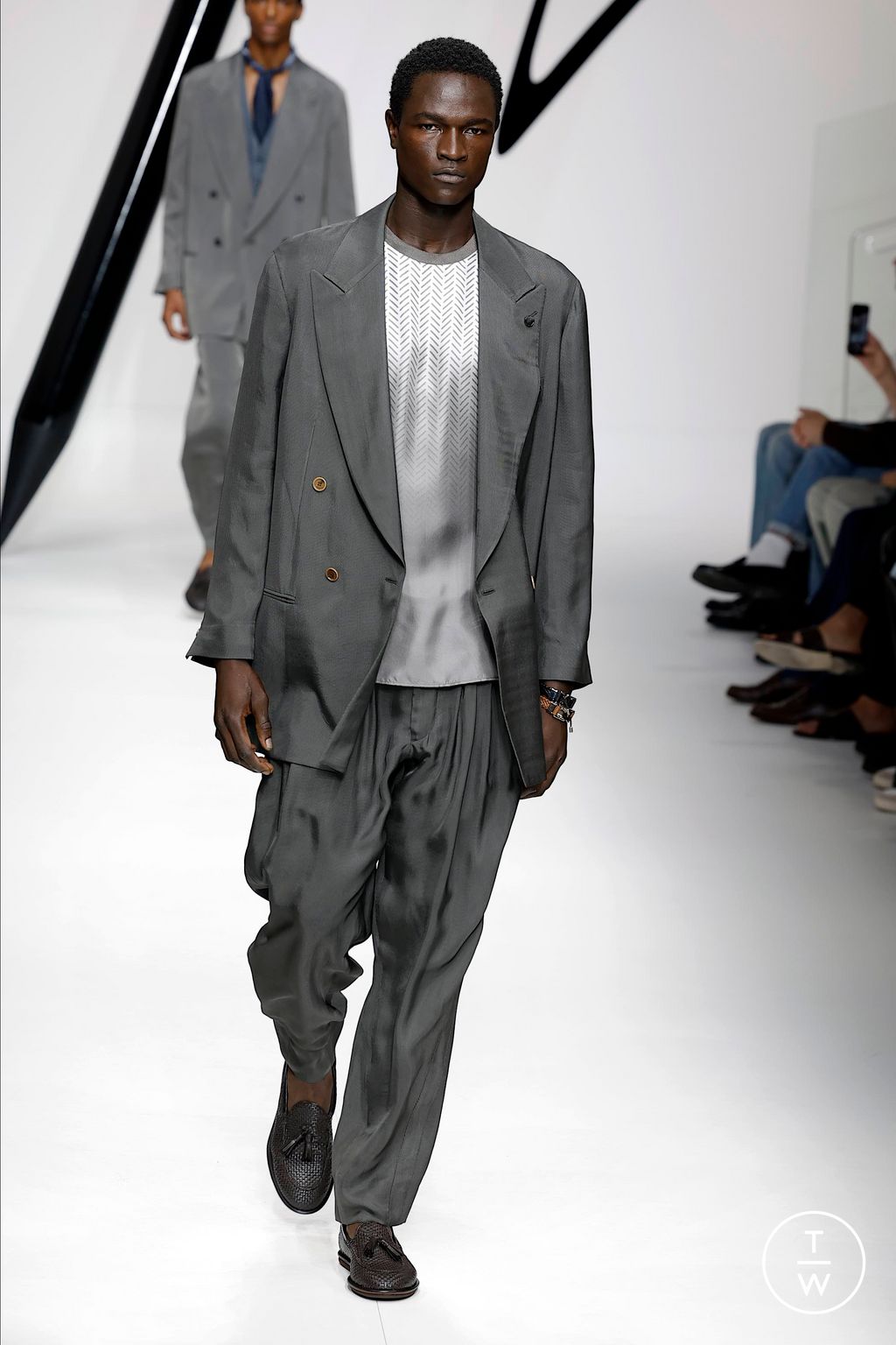 Fashion Week Milan Spring/Summer 2024 look 32 from the Giorgio Armani collection menswear