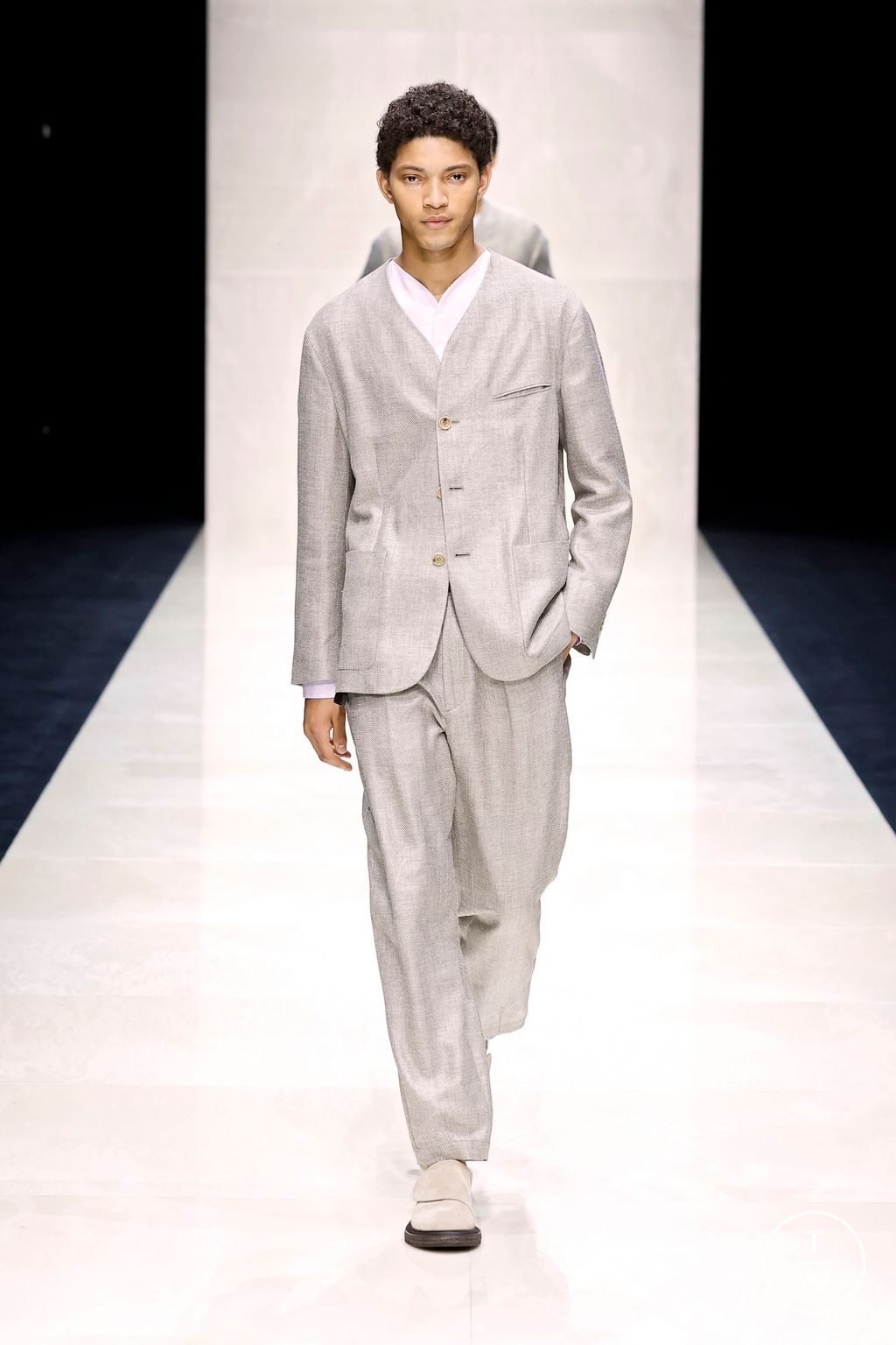 Fashion Week Milan Spring/Summer 2025 look 23 de la collection Giorgio Armani menswear
