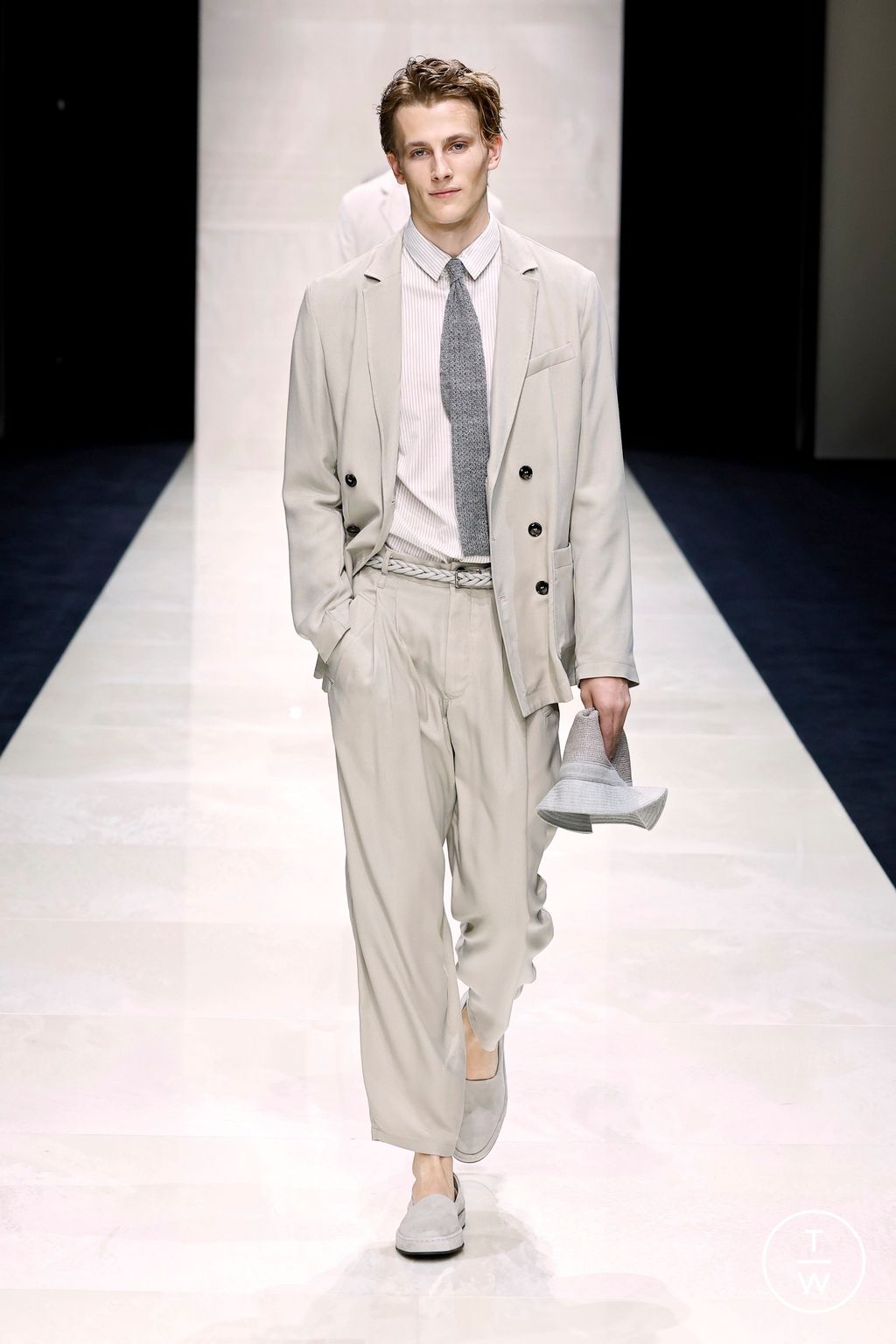 Fashion Week Milan Spring-Summer 2025 look 28 de la collection Giorgio Armani menswear