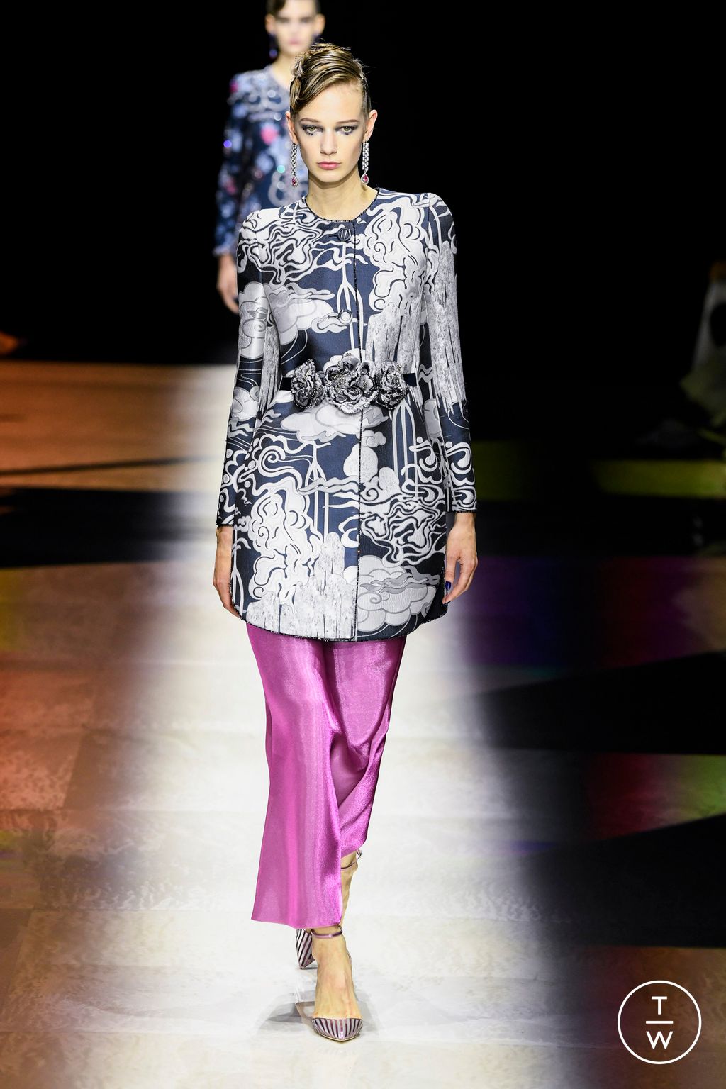 Fashion Week Paris Fall/Winter 2022 look 16 de la collection Giorgio Armani Privé couture