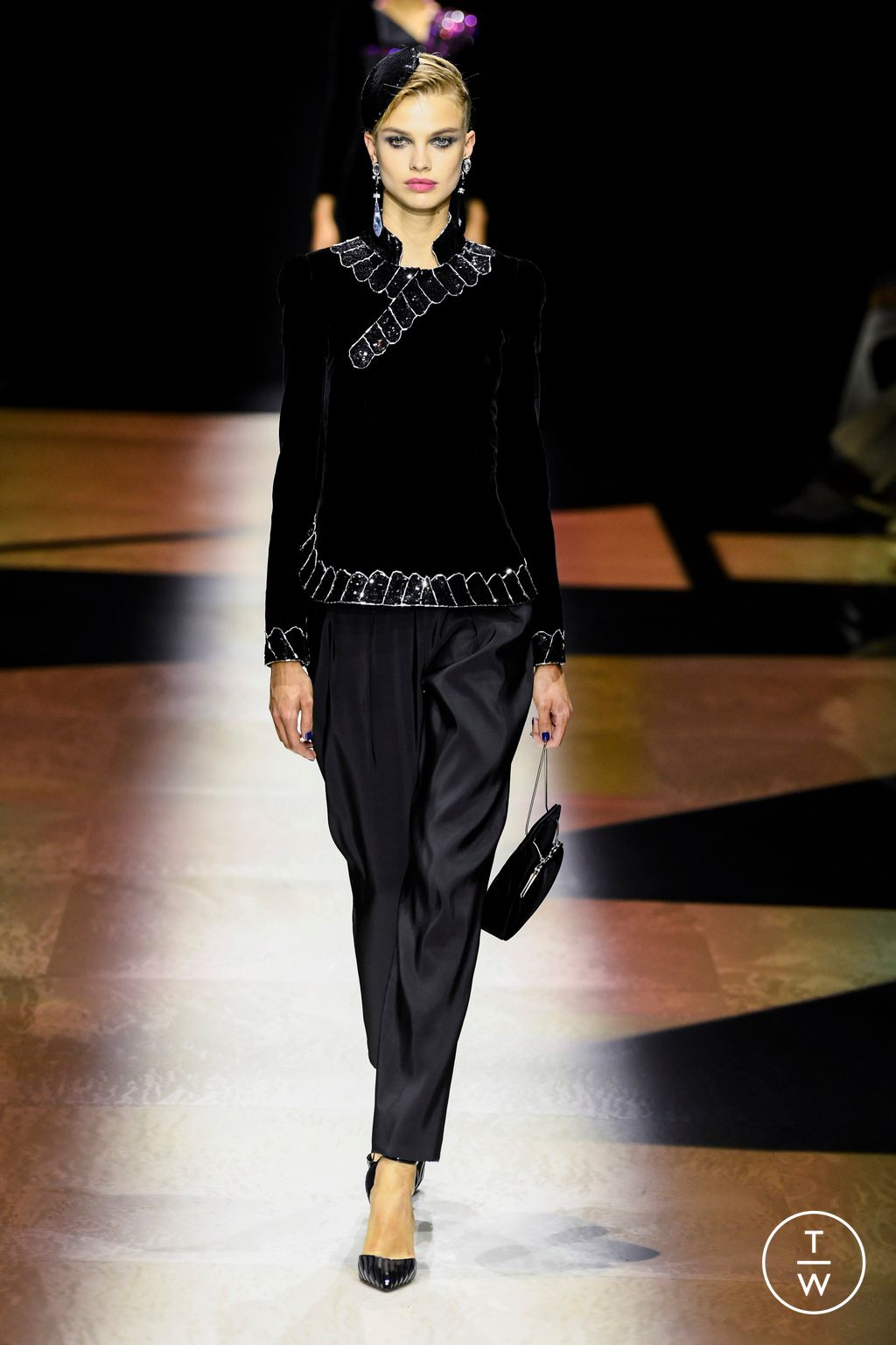 Fashion Week Paris Fall/Winter 2022 look 23 from the Giorgio Armani Privé collection couture
