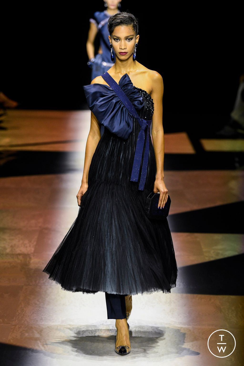 Fashion Week Paris Fall/Winter 2022 look 31 from the Giorgio Armani Privé collection couture
