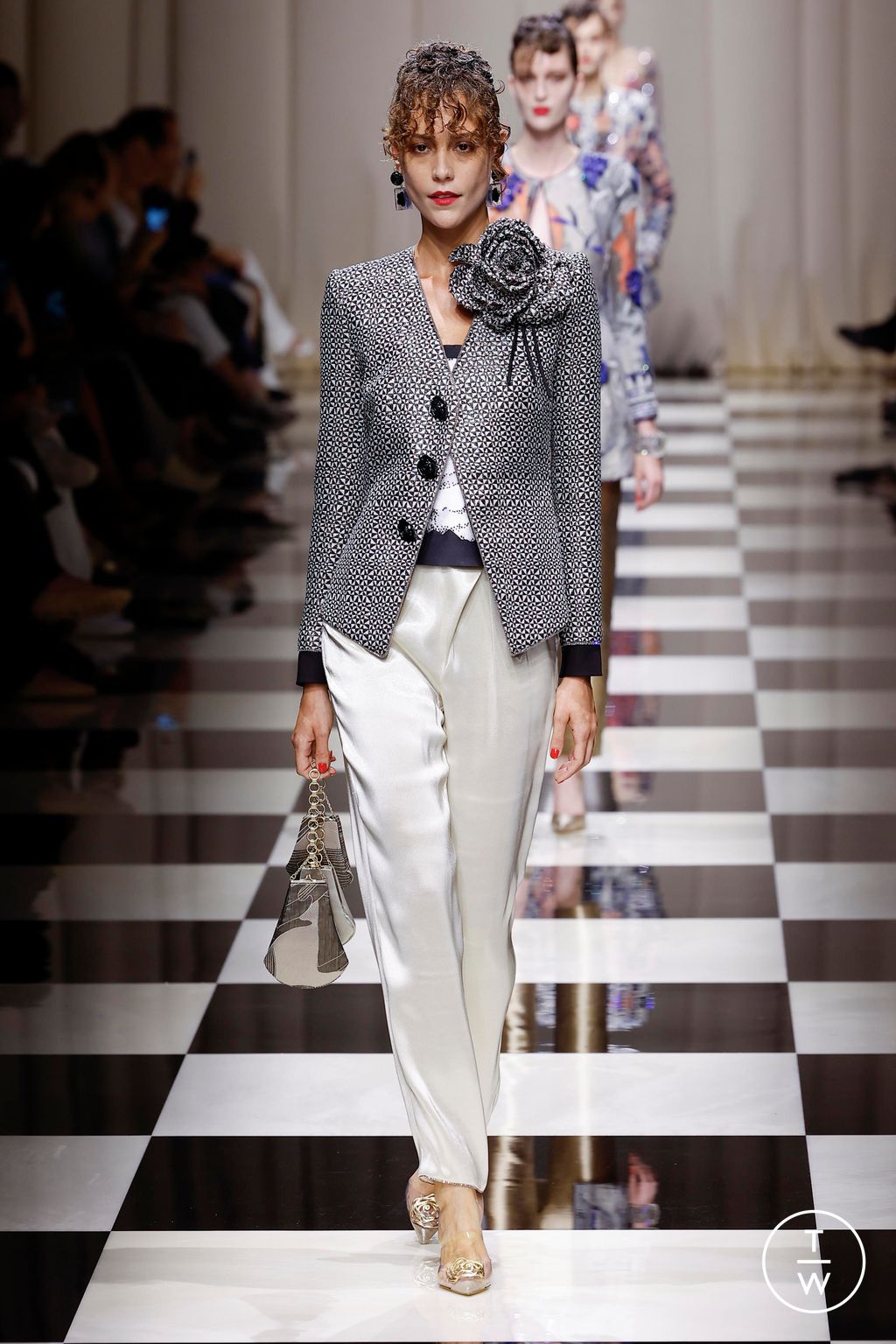 Fashion Week Paris Fall/Winter 2023 look 4 from the Giorgio Armani Privé collection couture