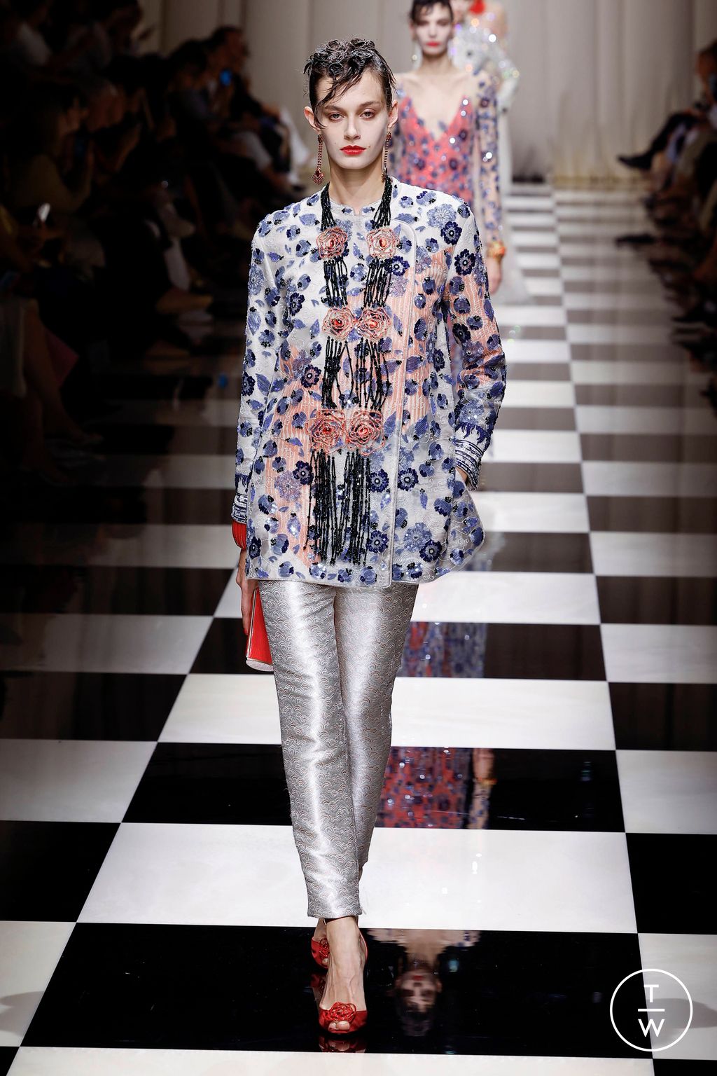 Fashion Week Paris Fall/Winter 2023 look 6 de la collection Giorgio Armani Privé couture