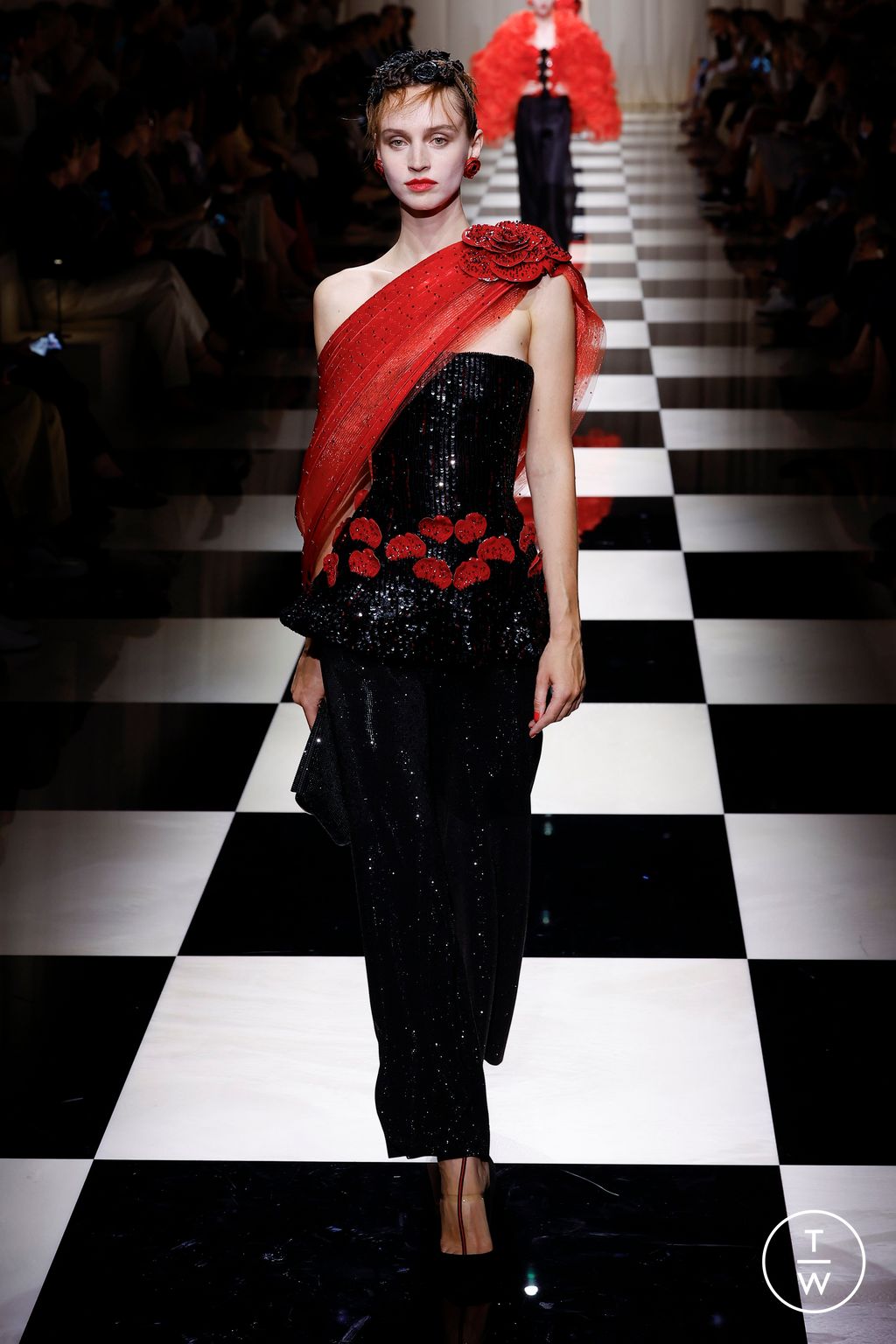 Fashion Week Paris Fall/Winter 2023 look 30 de la collection Giorgio Armani Privé couture