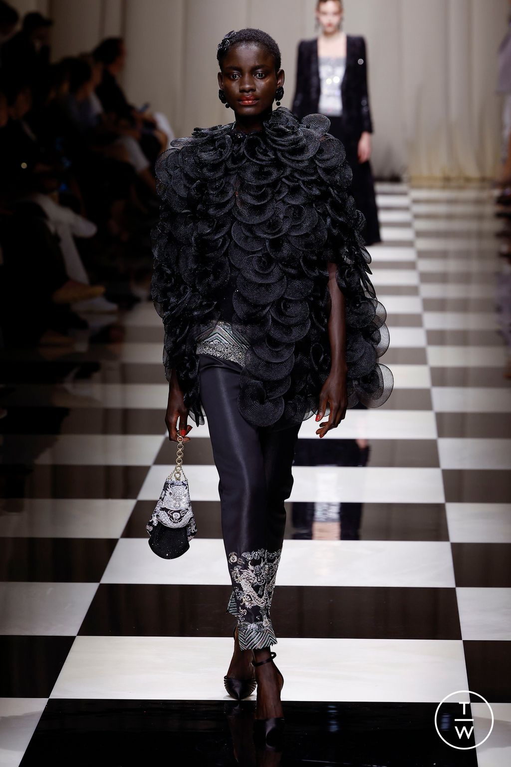 Fashion Week Paris Fall/Winter 2023 look 56 de la collection Giorgio Armani Privé couture