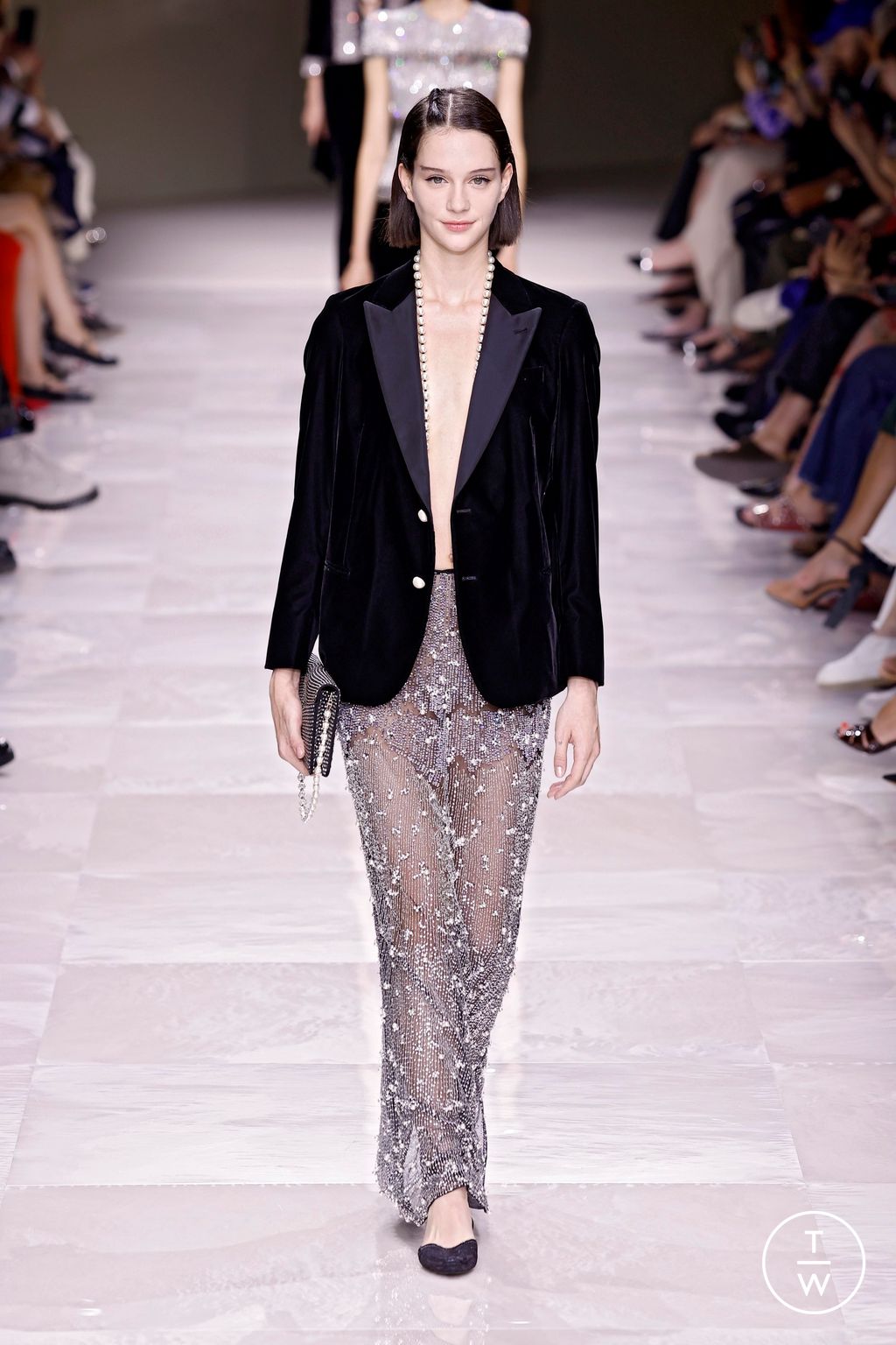 Fashion Week Paris Fall/Winter 2024 look 9 de la collection Giorgio Armani Privé couture