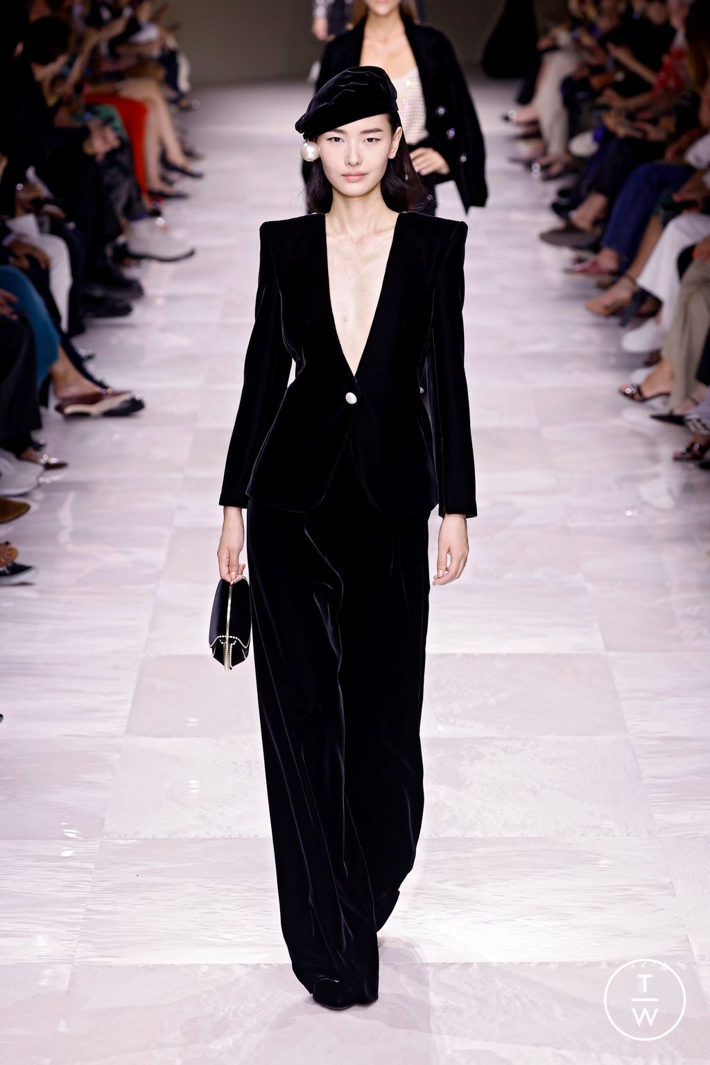 Fashion Week Paris Fall/Winter 2024 look 17 from the Giorgio Armani Privé collection couture