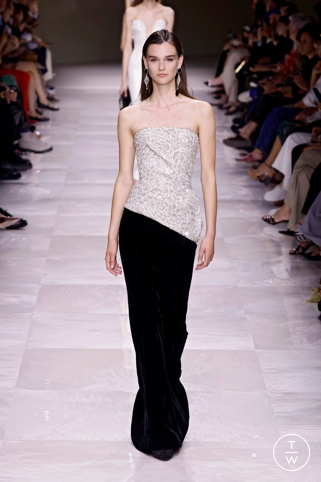 Fashion Week Paris Fall/Winter 2024 look 34 from the Giorgio Armani Privé collection couture