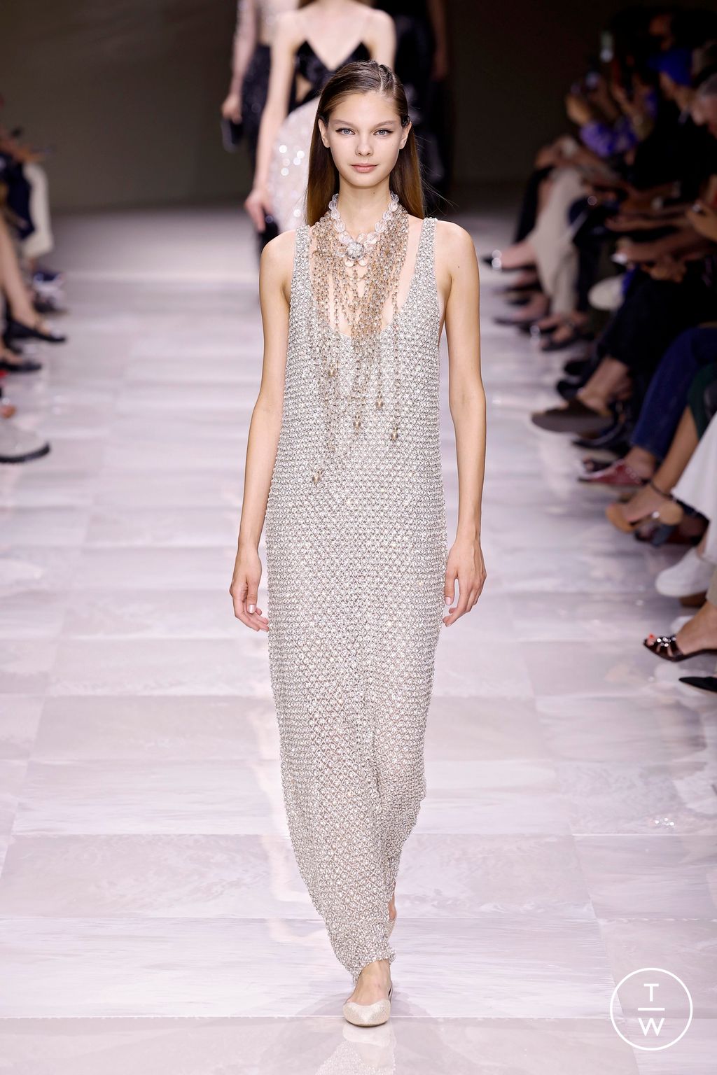 Fashion Week Paris Fall/Winter 2024 look 39 from the Giorgio Armani Privé collection couture