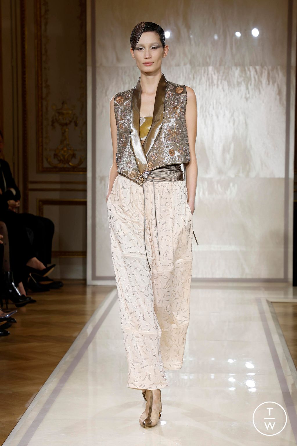 Fashion Week Paris Spring/Summer 2025 look 7 from the Giorgio Armani Privé collection couture
