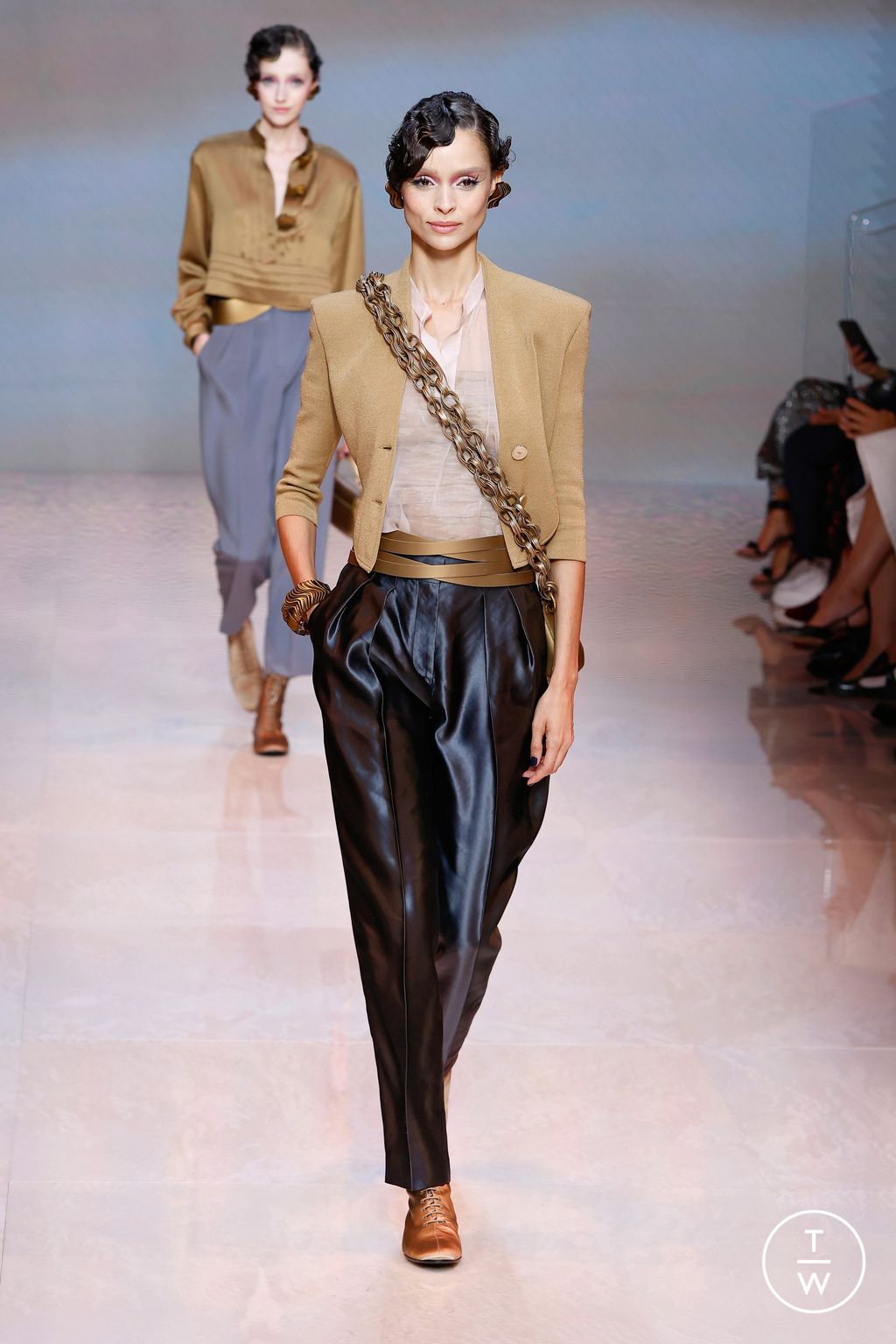 Fashion Week Milan Spring/Summer 2024 look 2 from the Giorgio Armani collection 女装