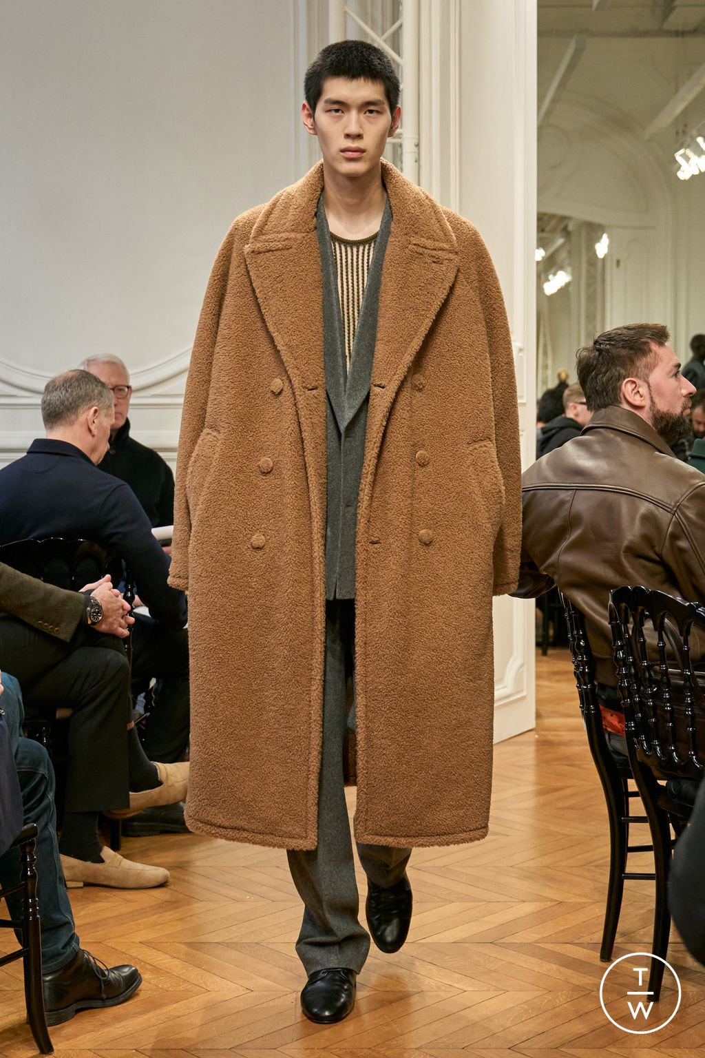 Fashion Week Paris Fall/Winter 2024 look 6 from the Givenchy collection menswear