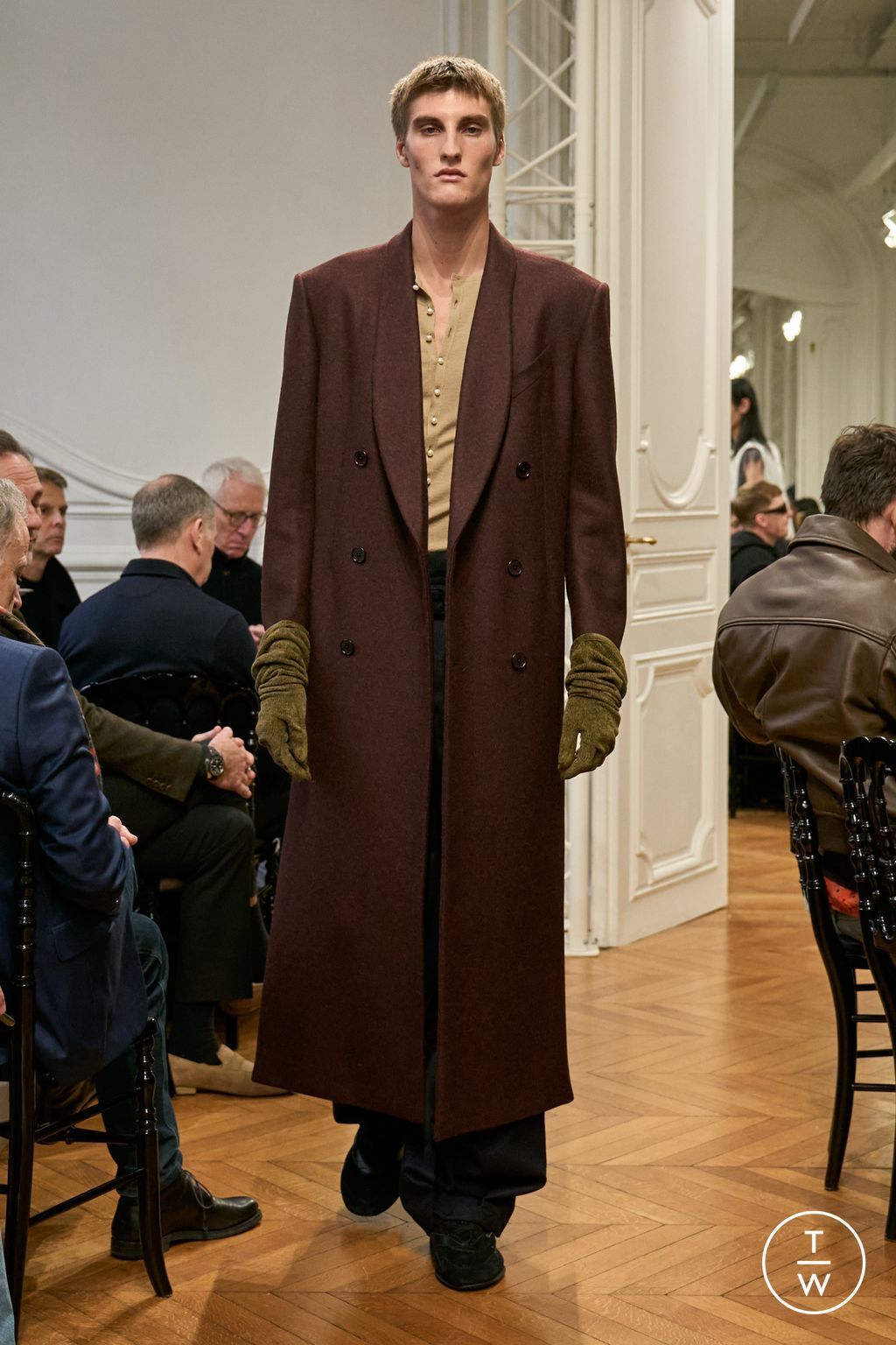Fashion Week Paris Fall/Winter 2024 look 28 from the Givenchy collection 男装