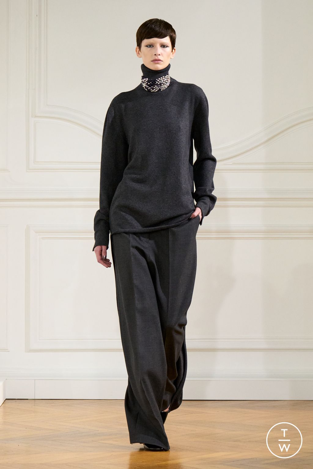 Fashion Week Paris Fall/Winter 2024 look 2 de la collection Givenchy womenswear