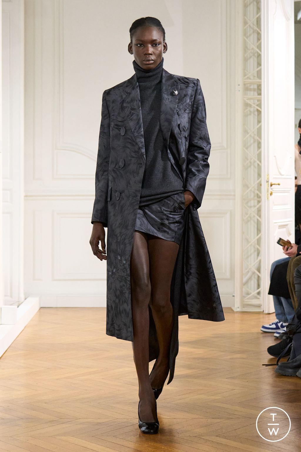 Fashion Week Paris Fall/Winter 2024 look 3 de la collection Givenchy womenswear