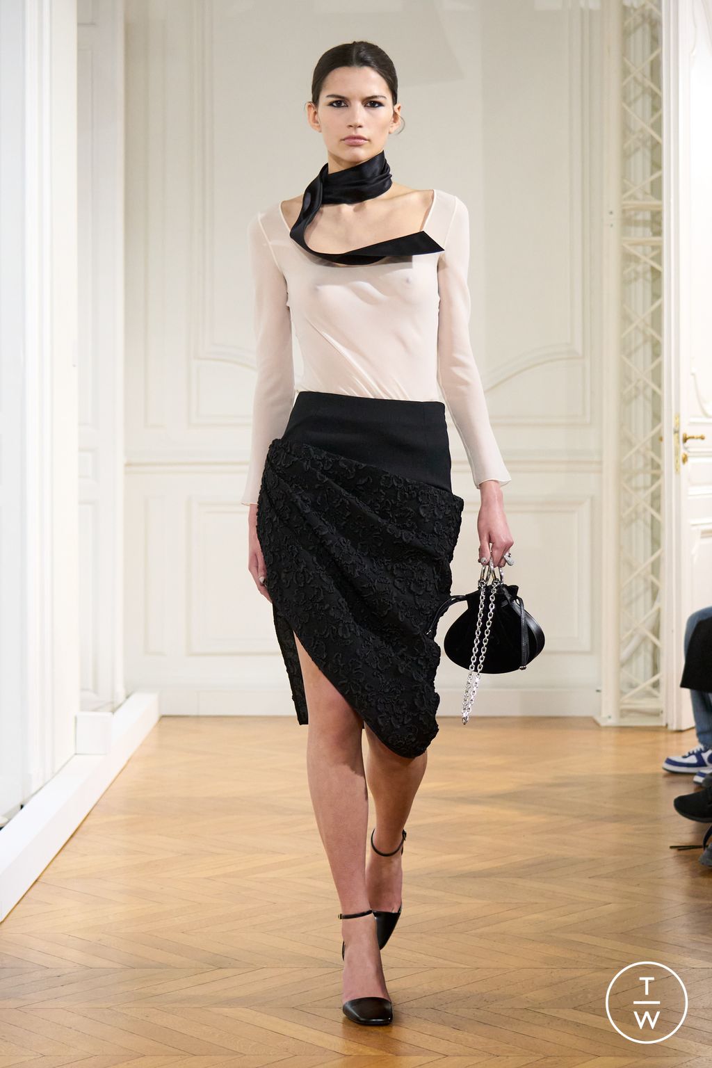 Fashion Week Paris Fall/Winter 2024 look 4 de la collection Givenchy womenswear