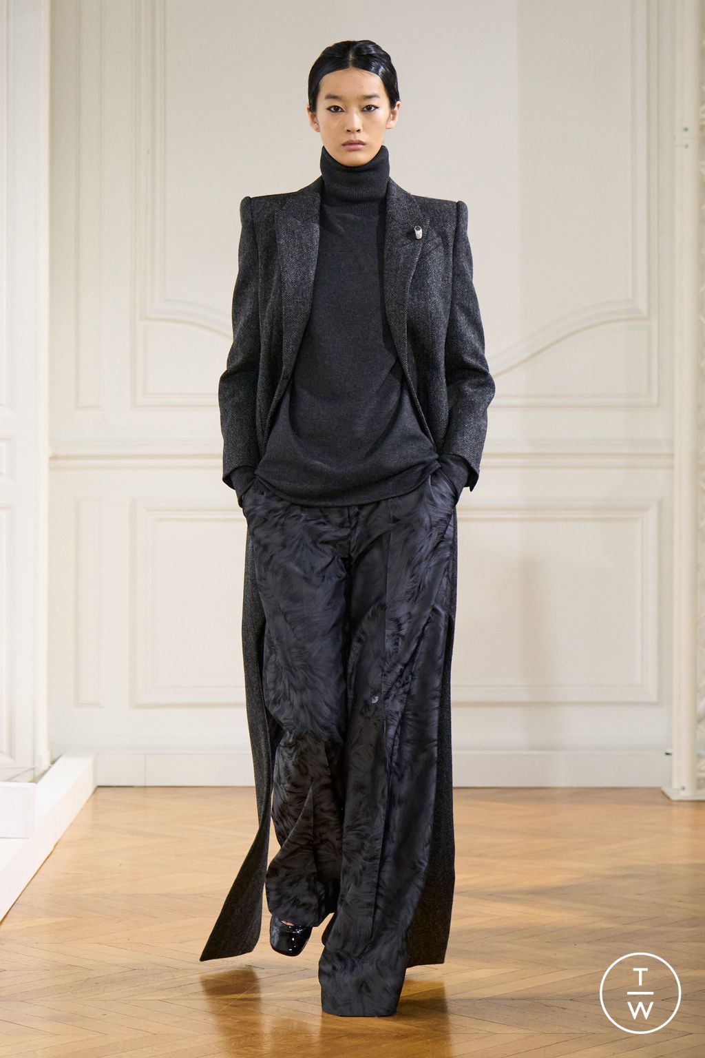 Fashion Week Paris Fall/Winter 2024 look 7 de la collection Givenchy womenswear