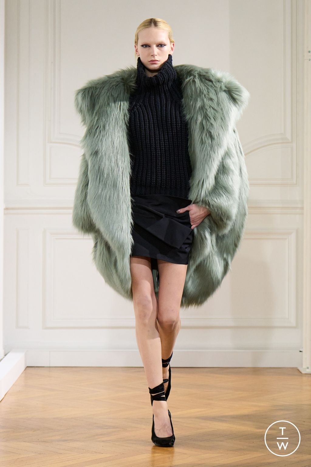 Fashion Week Paris Fall/Winter 2024 look 14 de la collection Givenchy womenswear