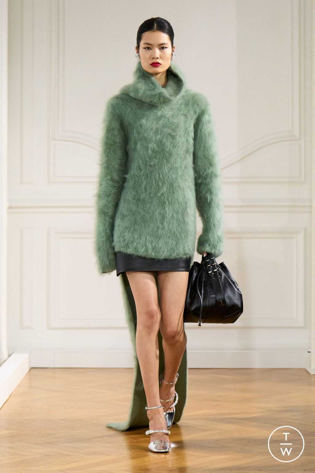 Fashion Week Paris Fall/Winter 2024 look 16 de la collection Givenchy womenswear
