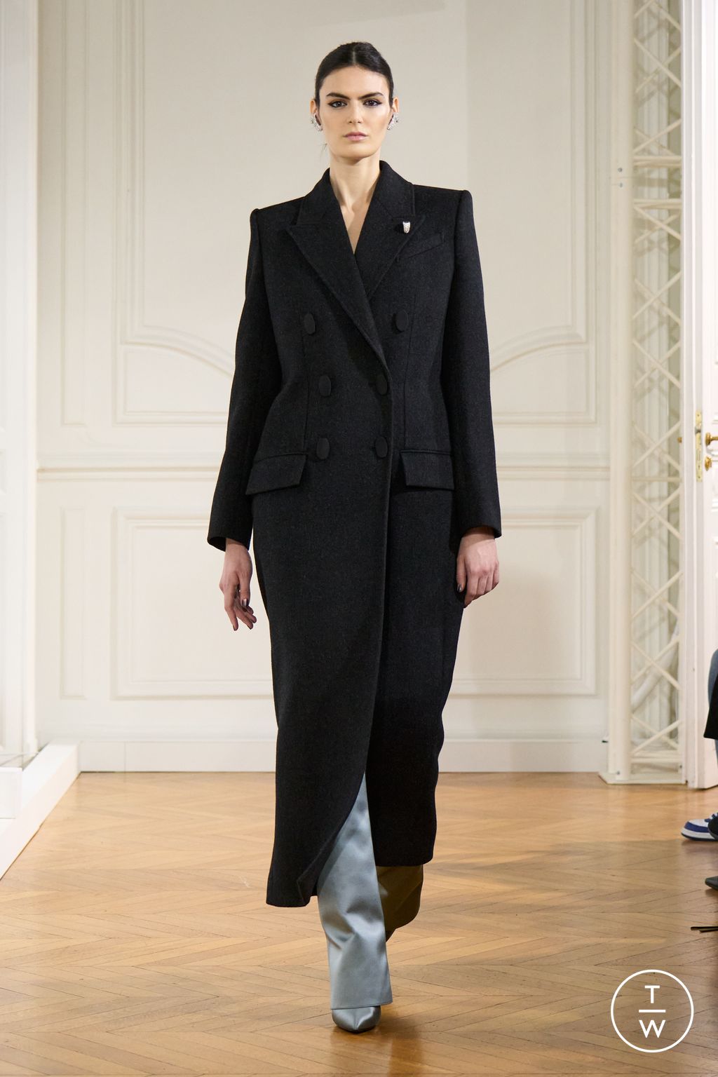 Fashion Week Paris Fall/Winter 2024 look 17 from the Givenchy collection womenswear