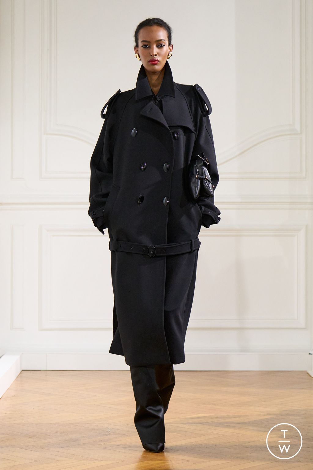 Fashion Week Paris Fall/Winter 2024 look 19 from the Givenchy collection womenswear