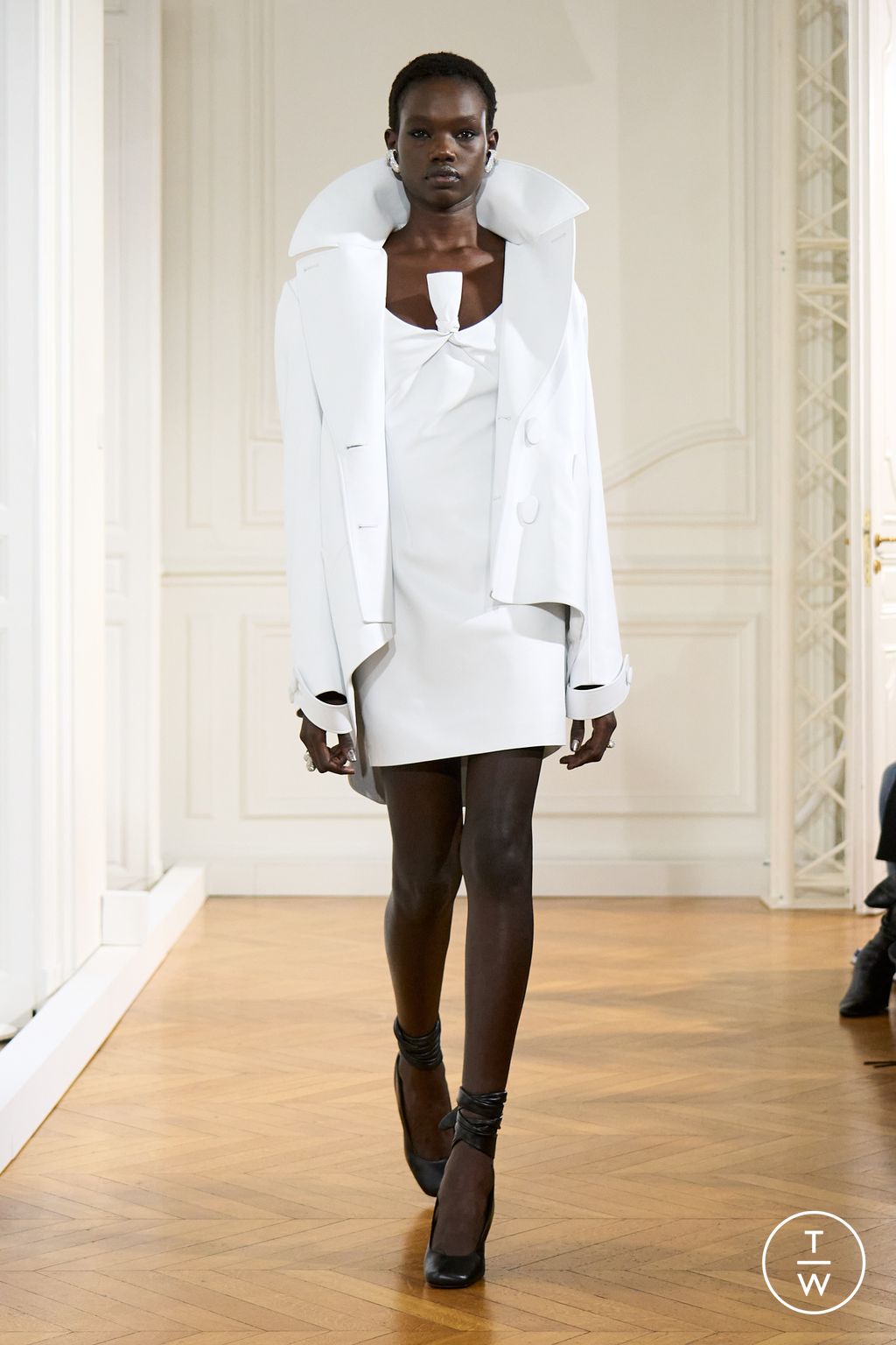 Fashion Week Paris Fall/Winter 2024 look 20 de la collection Givenchy womenswear