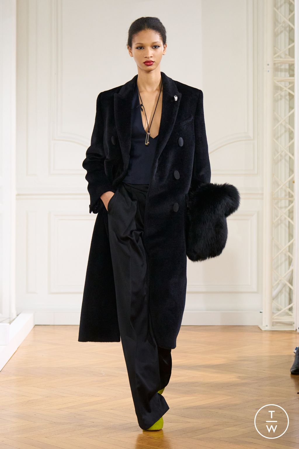 Fashion Week Paris Fall/Winter 2024 look 26 de la collection Givenchy womenswear