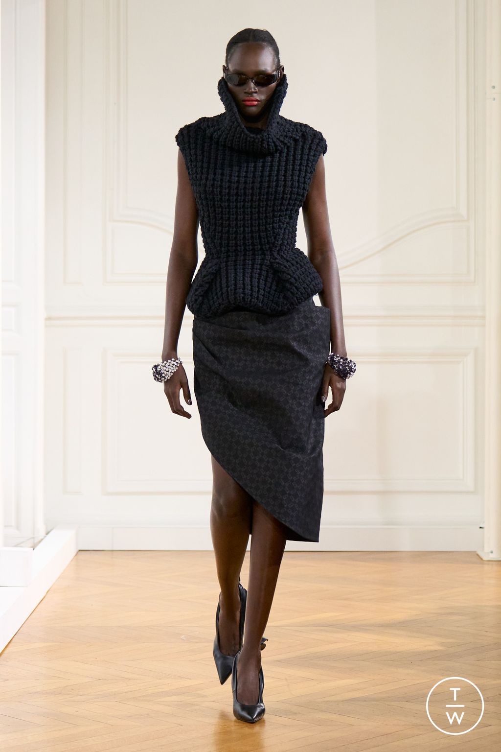 Fashion Week Paris Fall/Winter 2024 look 30 from the Givenchy collection womenswear